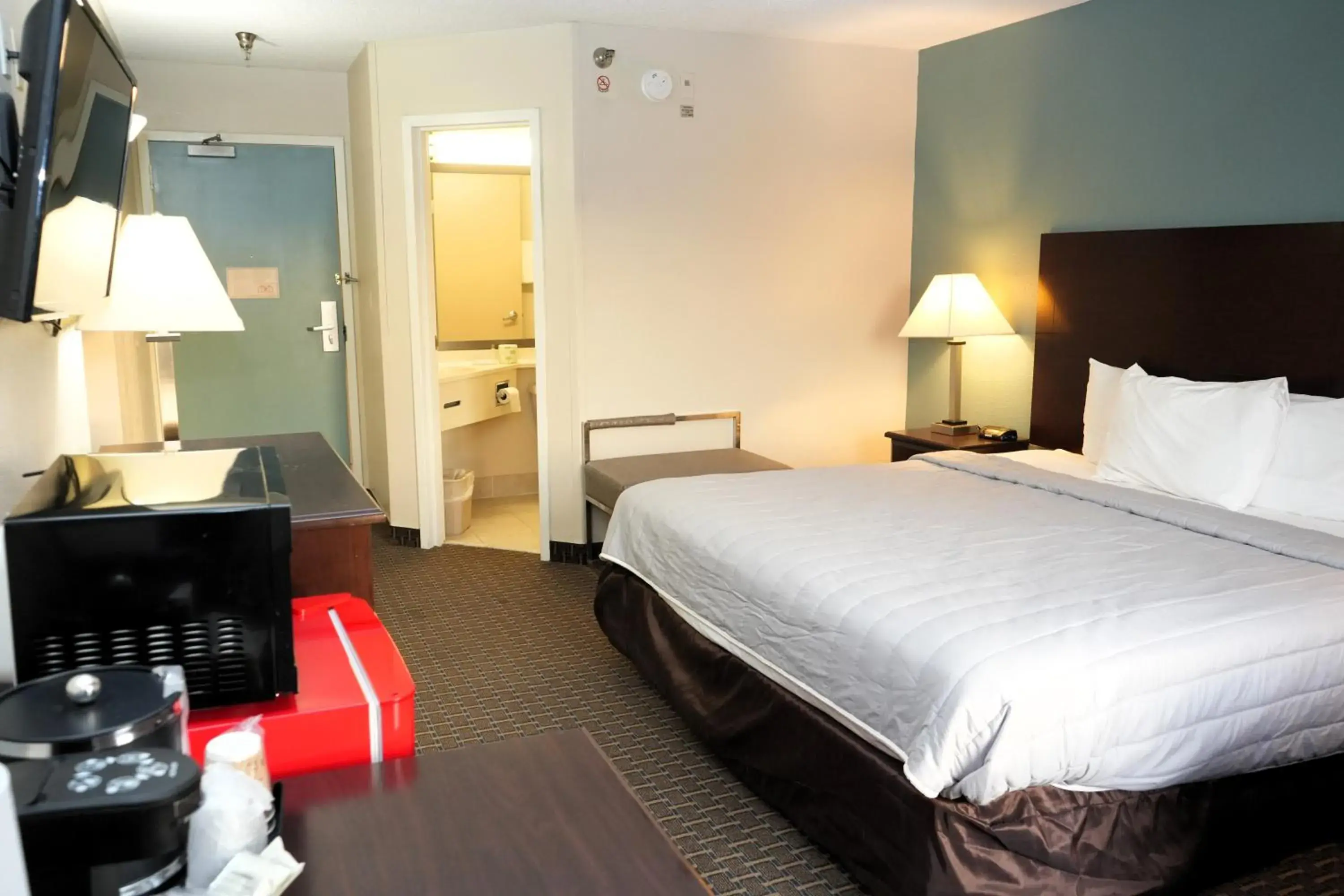 Photo of the whole room, Bed in Copley Inn & Suites, Copley - Akron