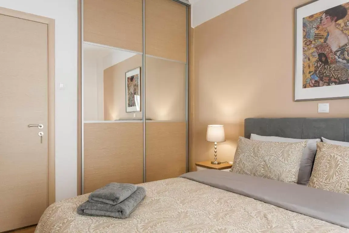 wardrobe, Bed in Nicholas Point Apartments and Rooms
