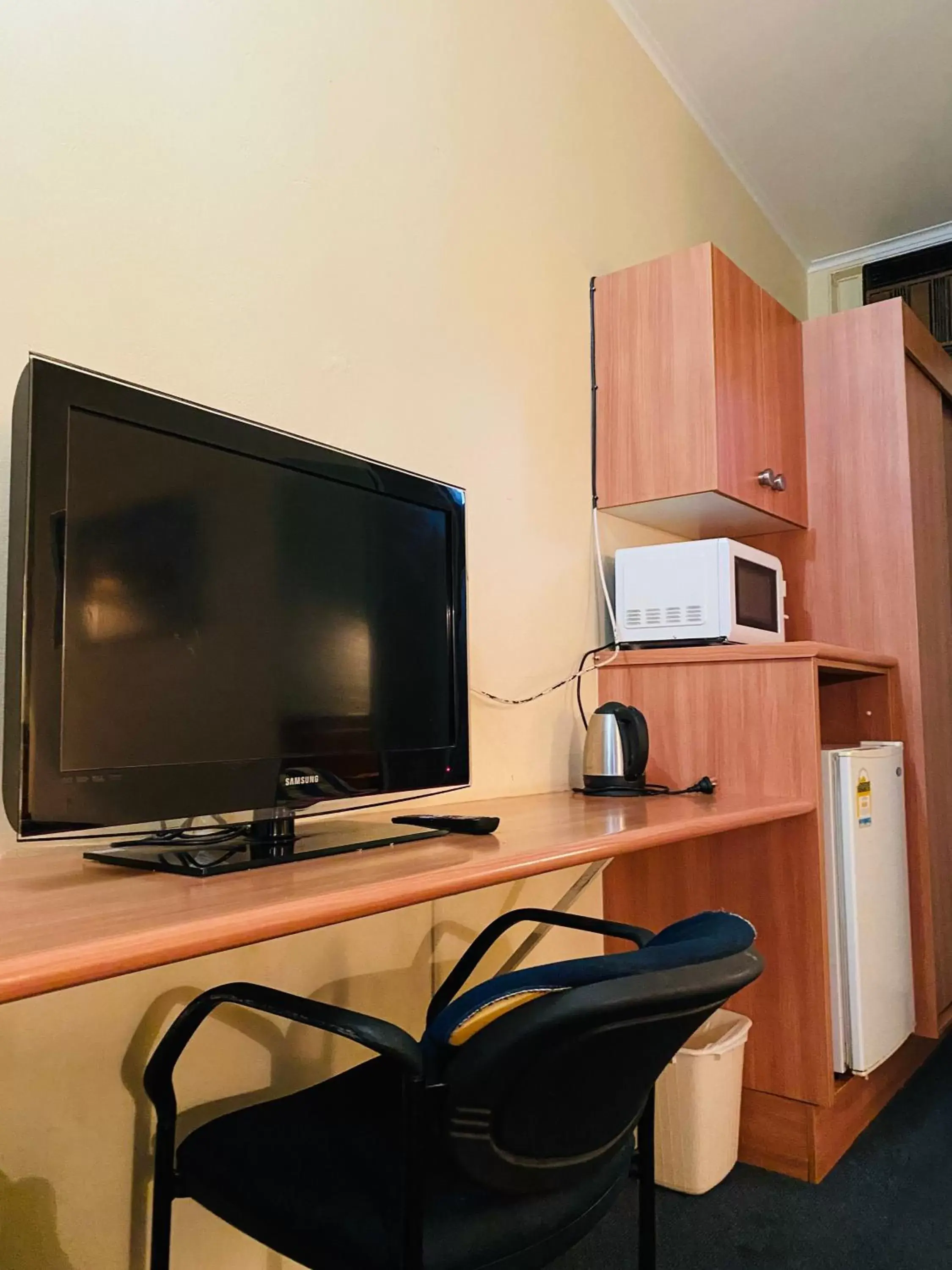 Shower, TV/Entertainment Center in County Lodge Motor Inn