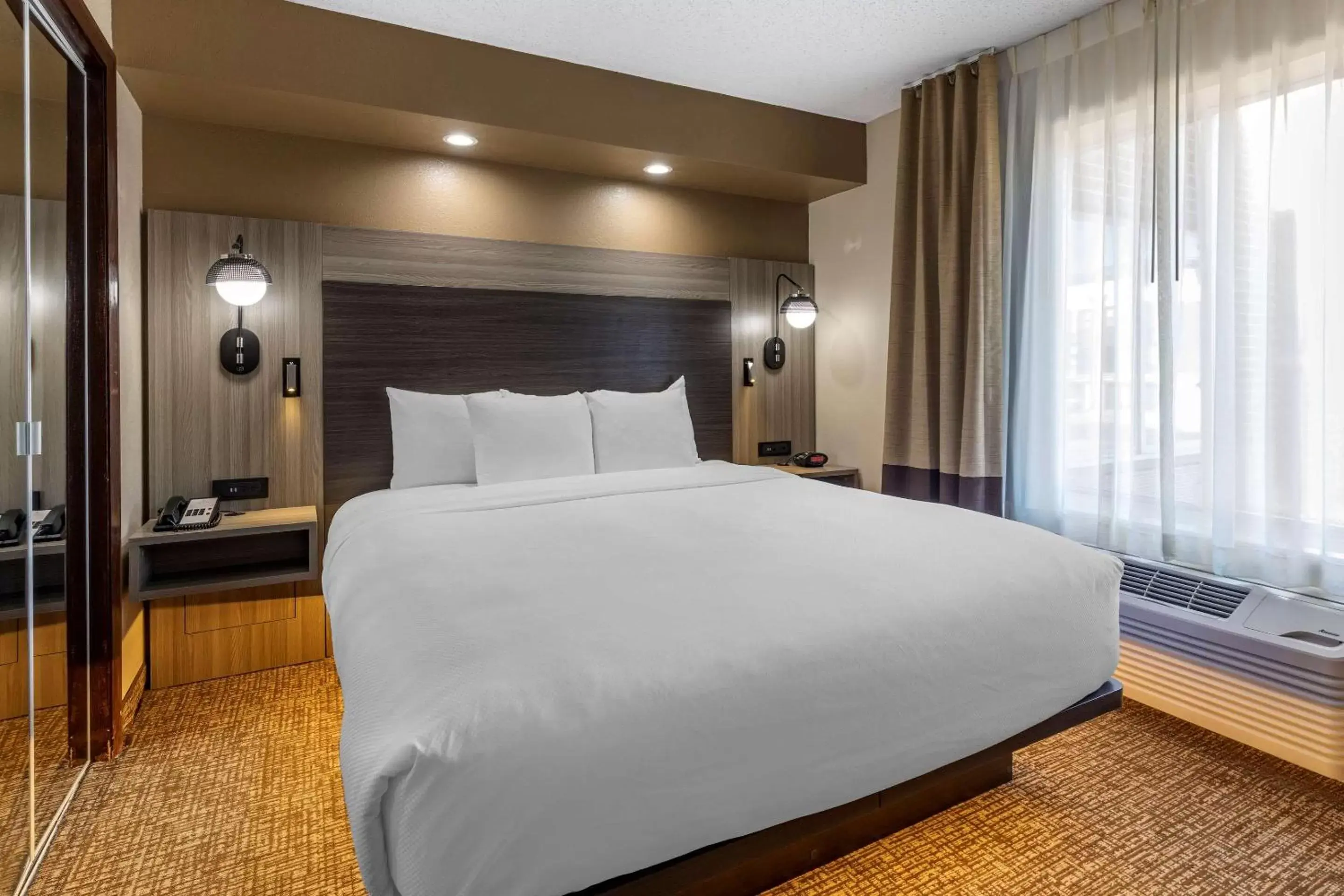 Photo of the whole room, Bed in Comfort Inn & Suites North Dallas-Addison