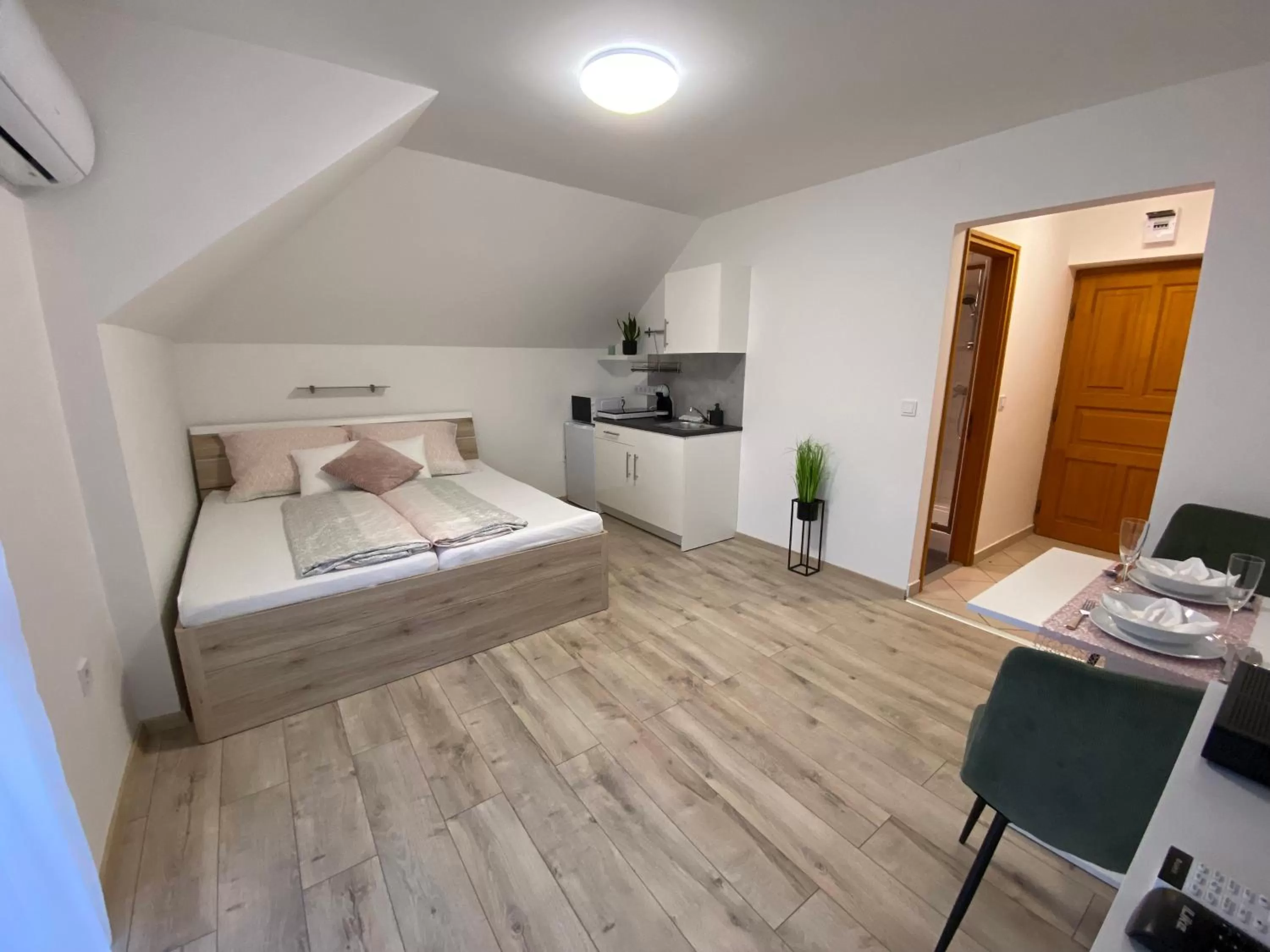 Photo of the whole room, Bed in Villa Tara Bük