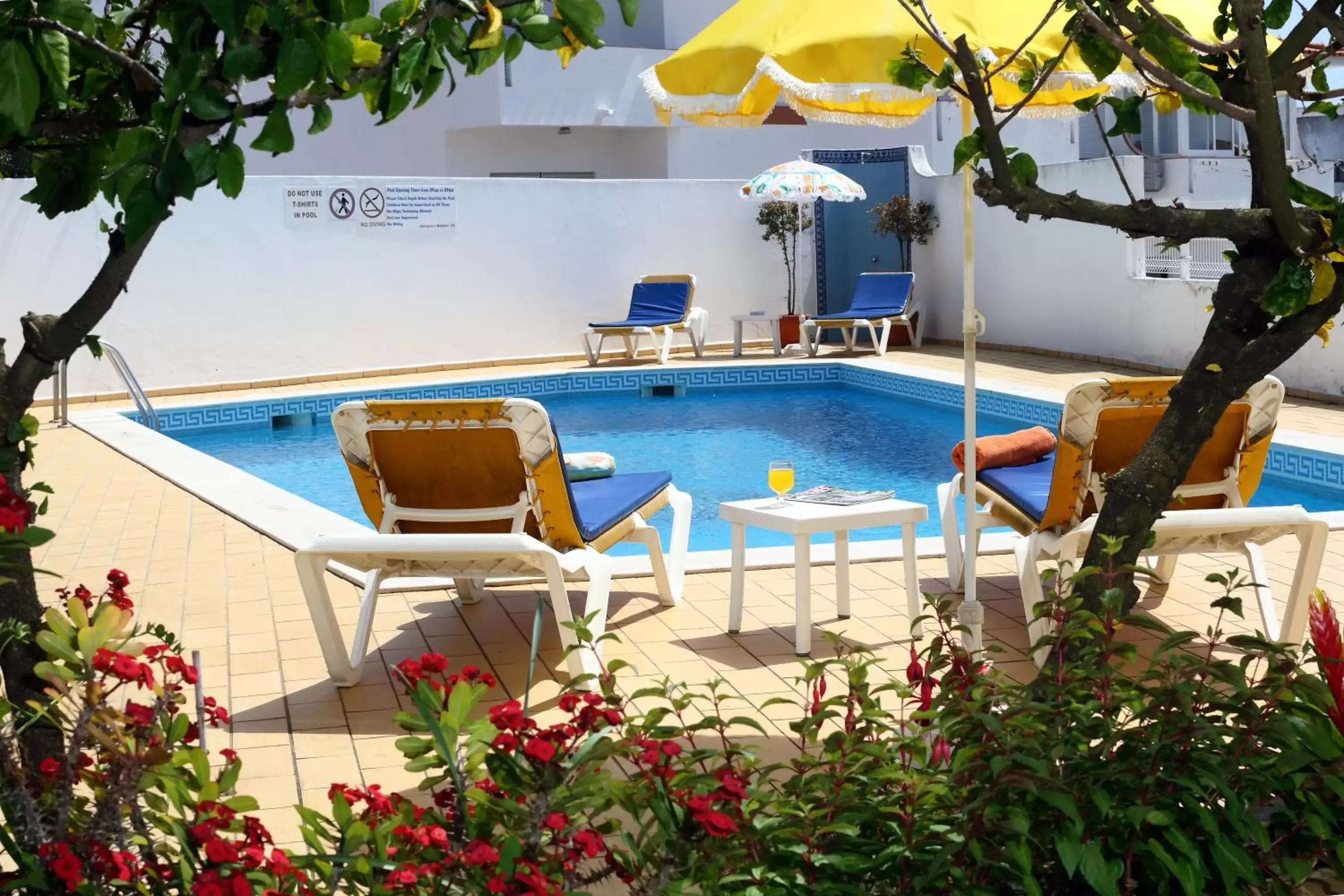 Facade/entrance, Swimming Pool in Apartamentos Carruna