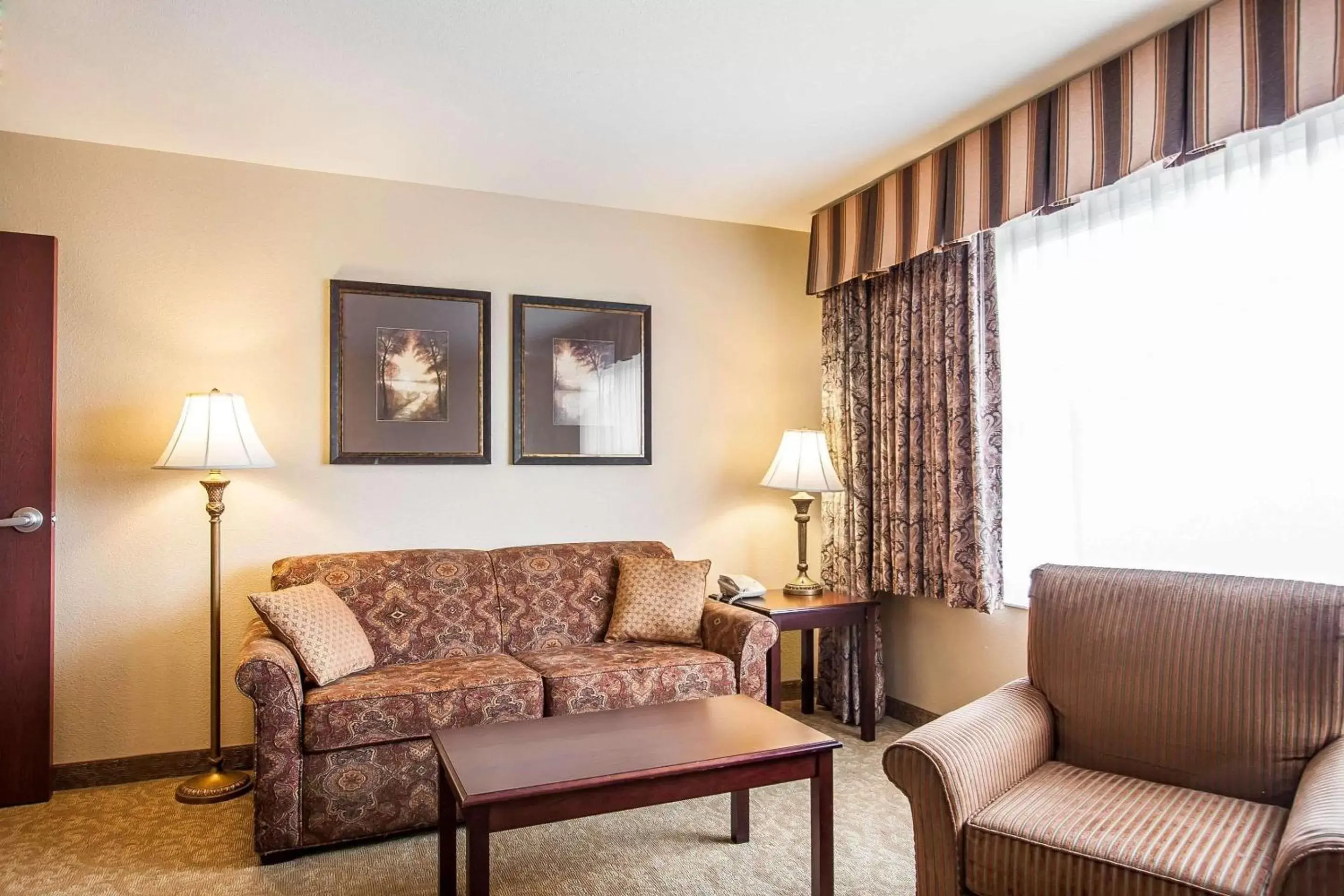 Living room, Seating Area in Comfort Inn & Suites McMinnville Wine Country