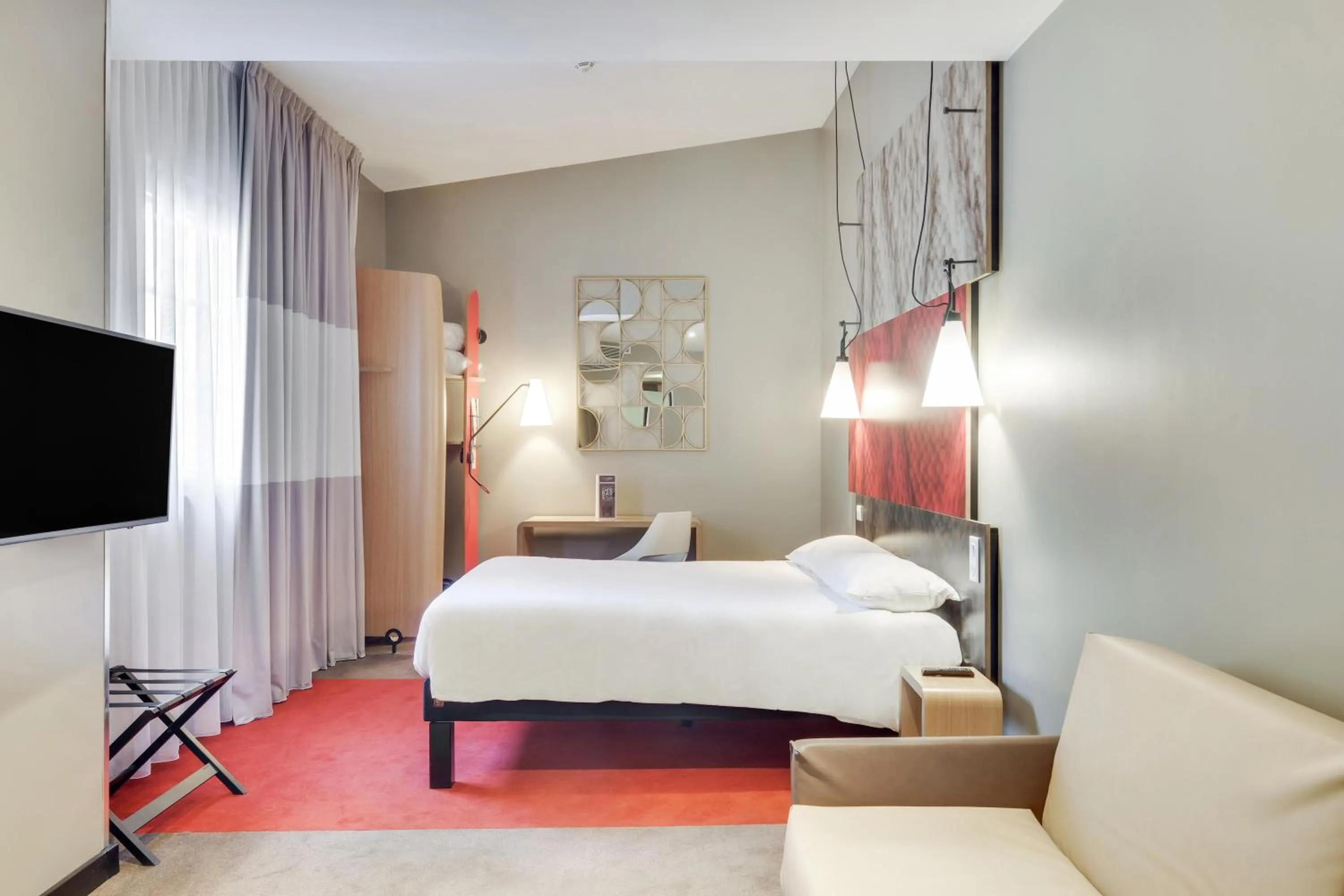 Photo of the whole room, Bed in ibis Saint Germain en Laye Centre