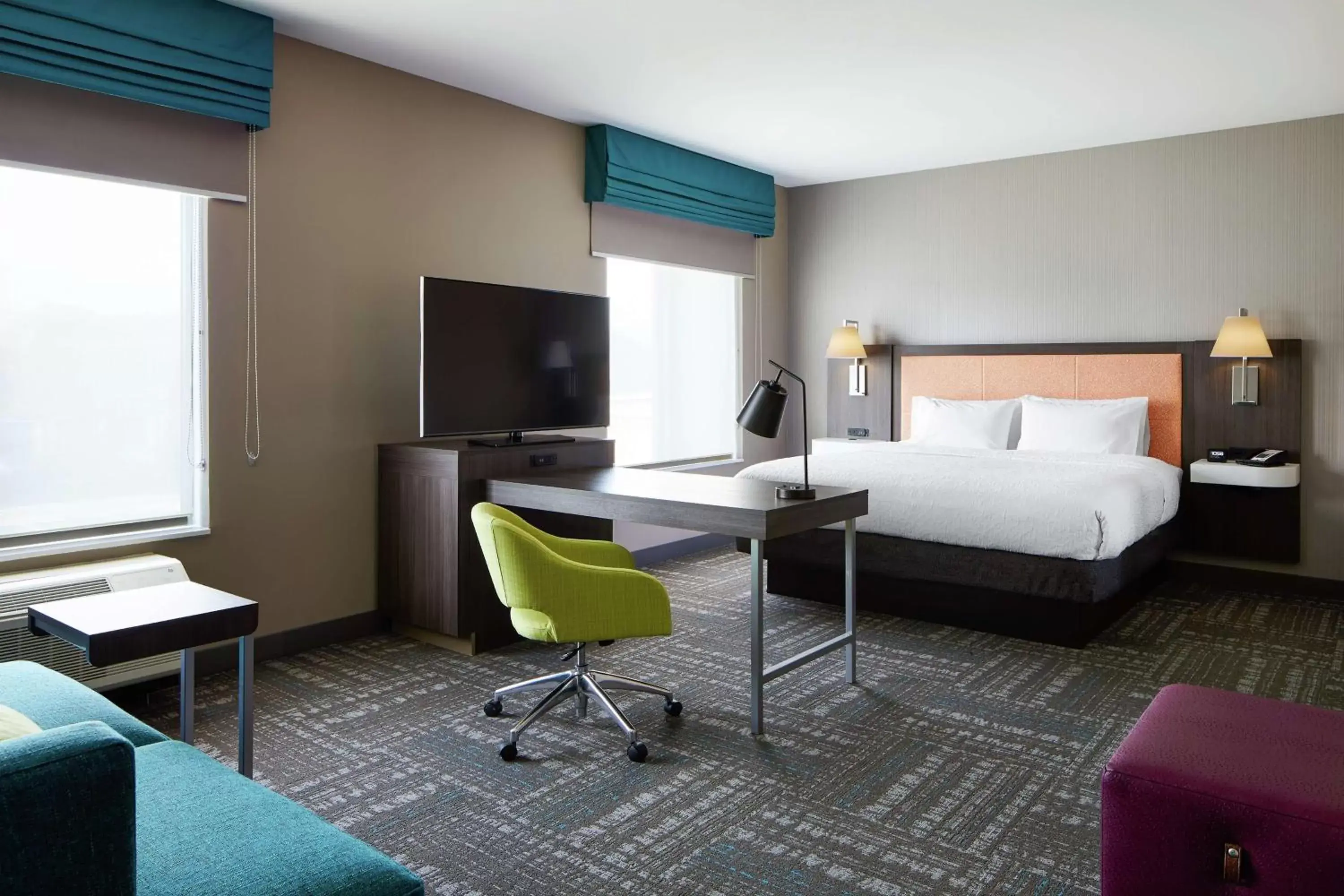 Bedroom, TV/Entertainment Center in Hampton Inn & Suites Chicago/Waukegan