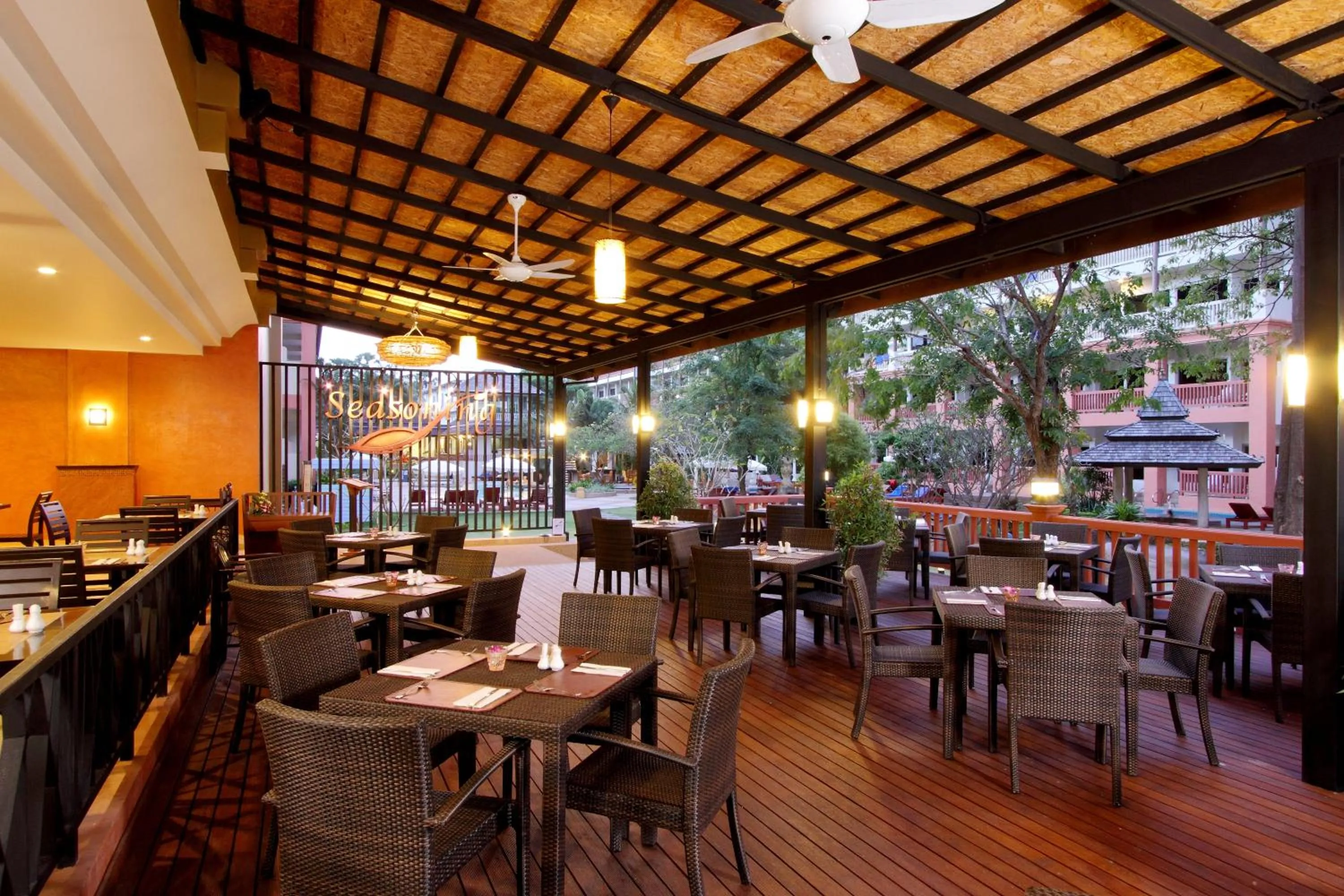 Restaurant/places to eat in Kata Sea Breeze Resort - SHA Plus