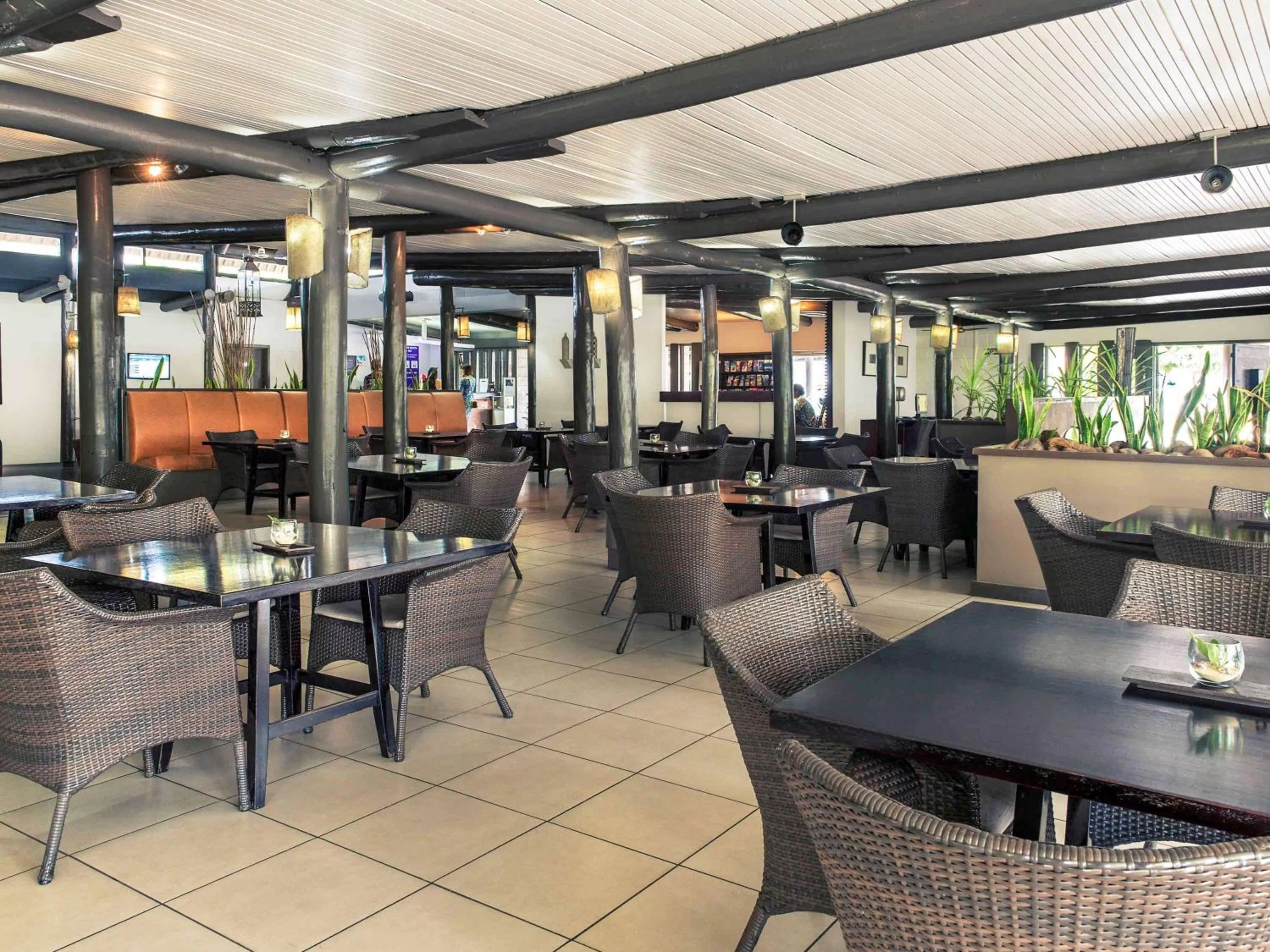 Restaurant/places to eat in Mercure Nadi