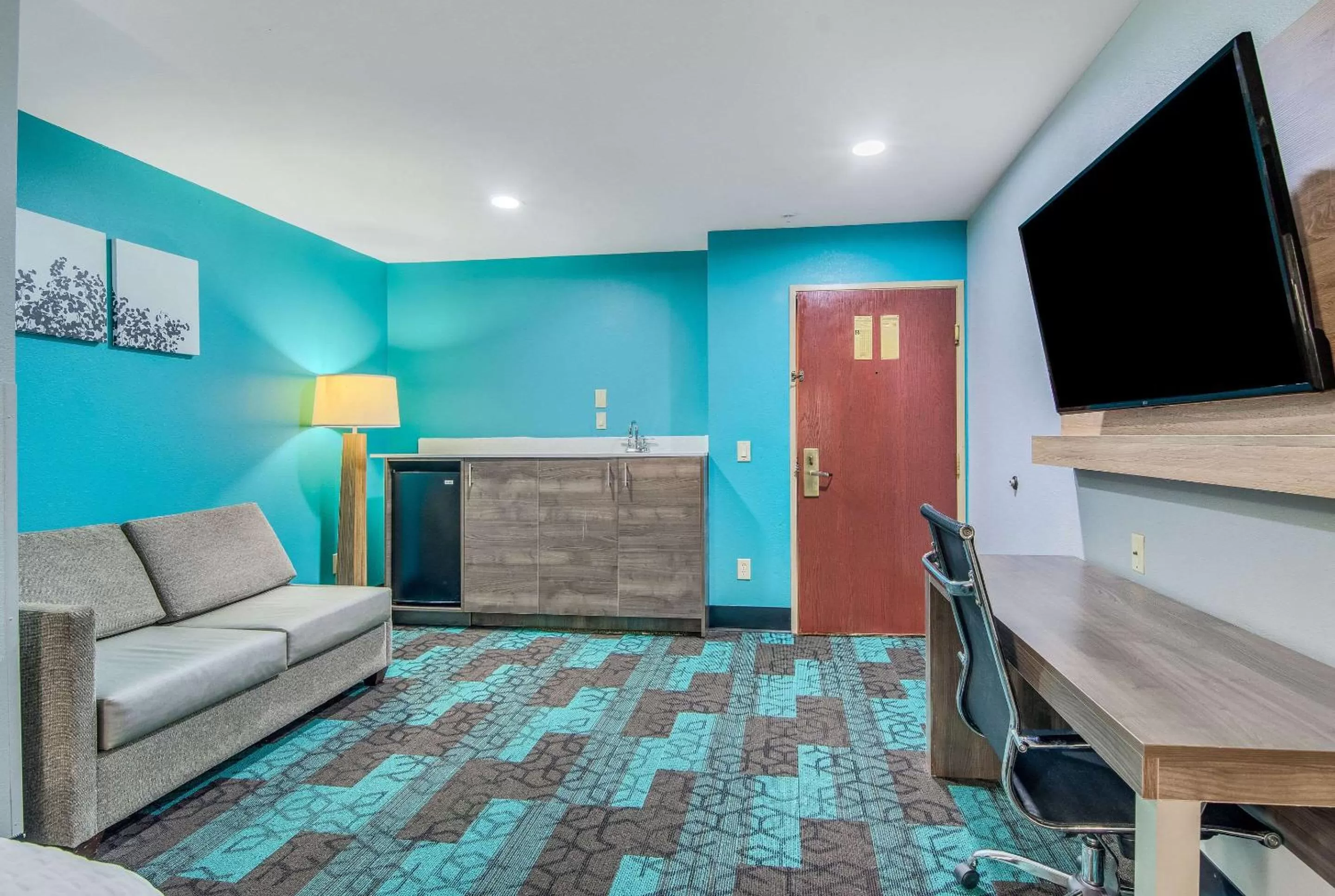 Photo of the whole room in Clarion Pointe Wake Forest - Raleigh North