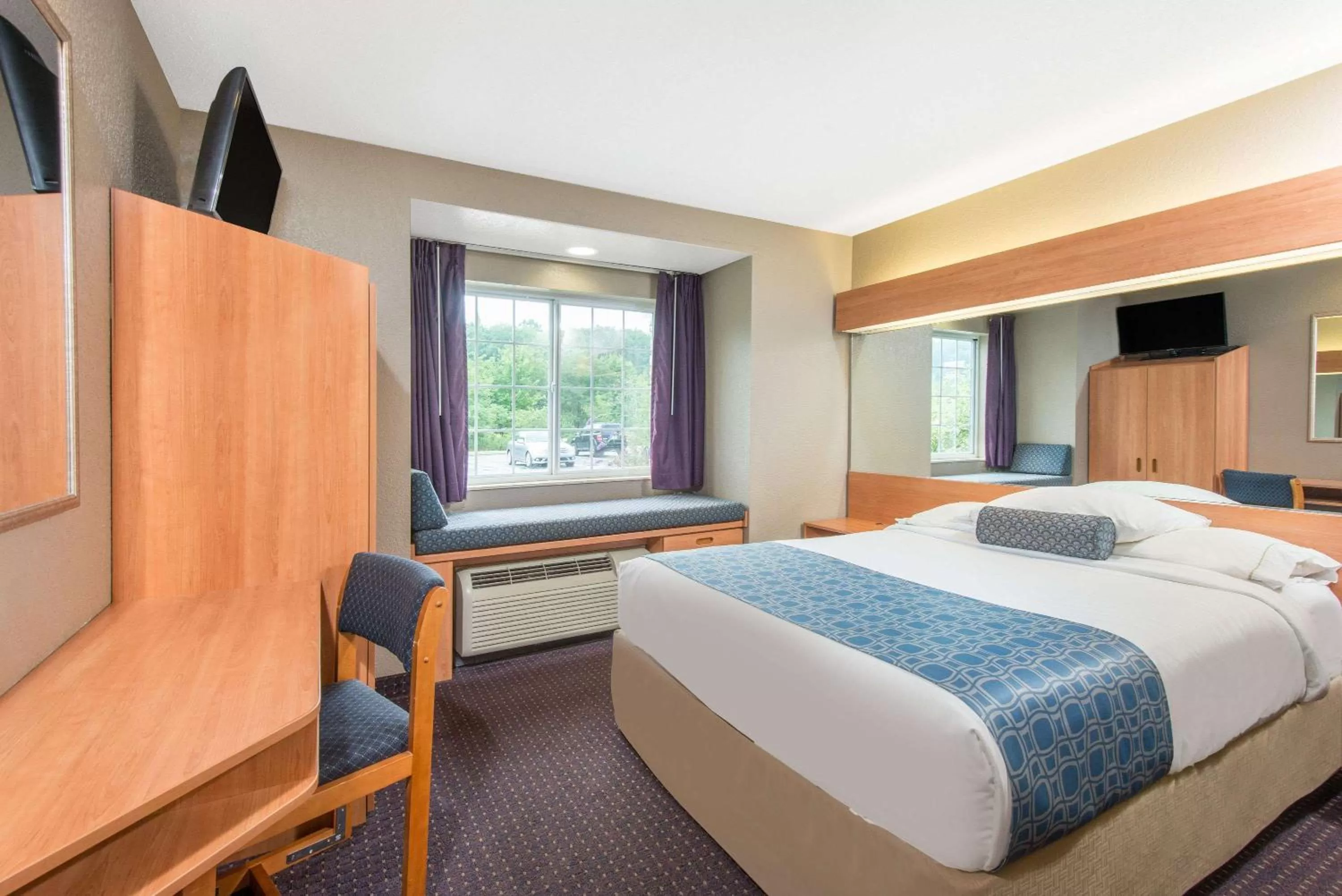 Photo of the whole room, Bed in Microtel Inn & Suites by Wyndham Hazelton/Bruceton Mills