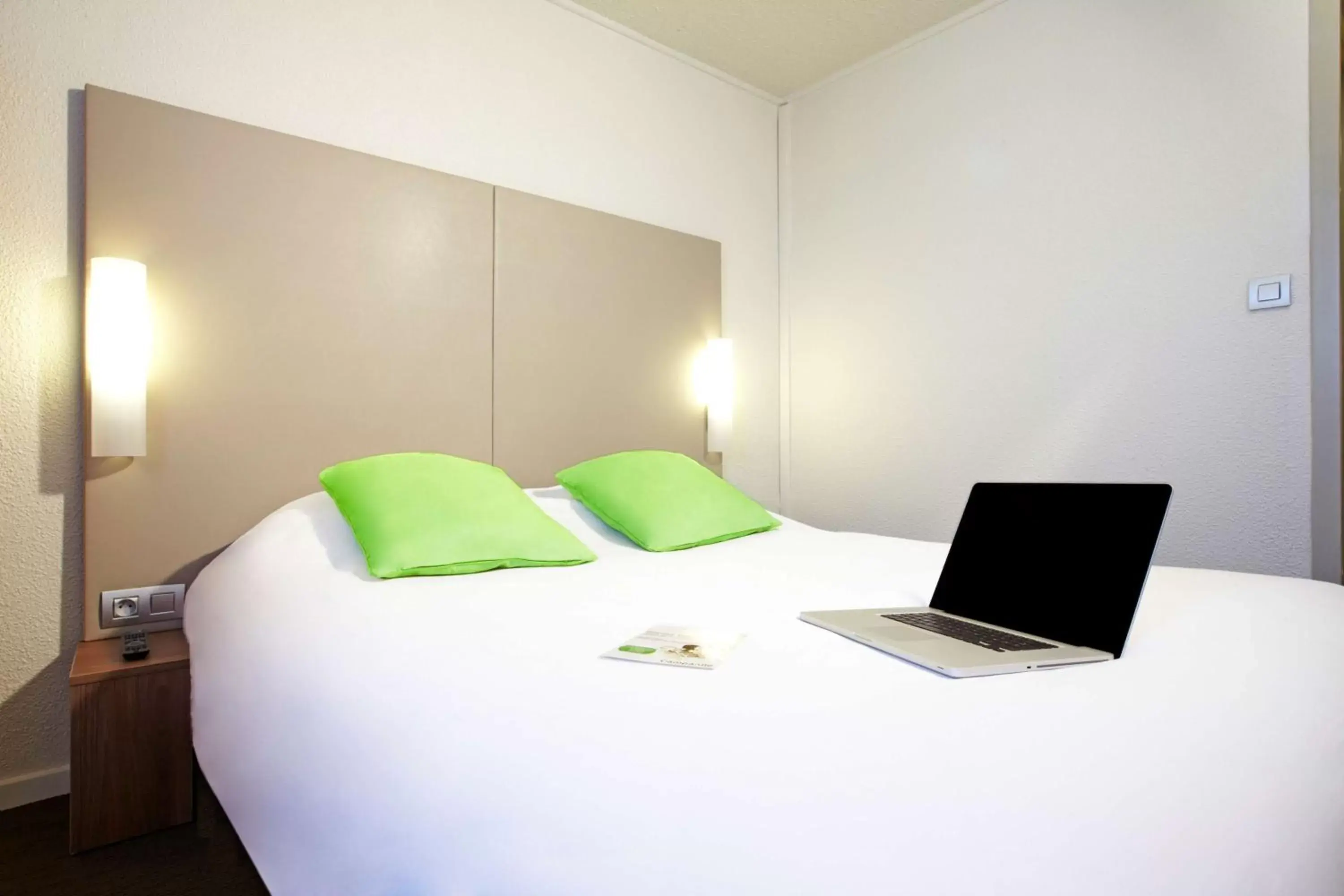 TV and multimedia, Bed in Campanile Cergy-Pontoise