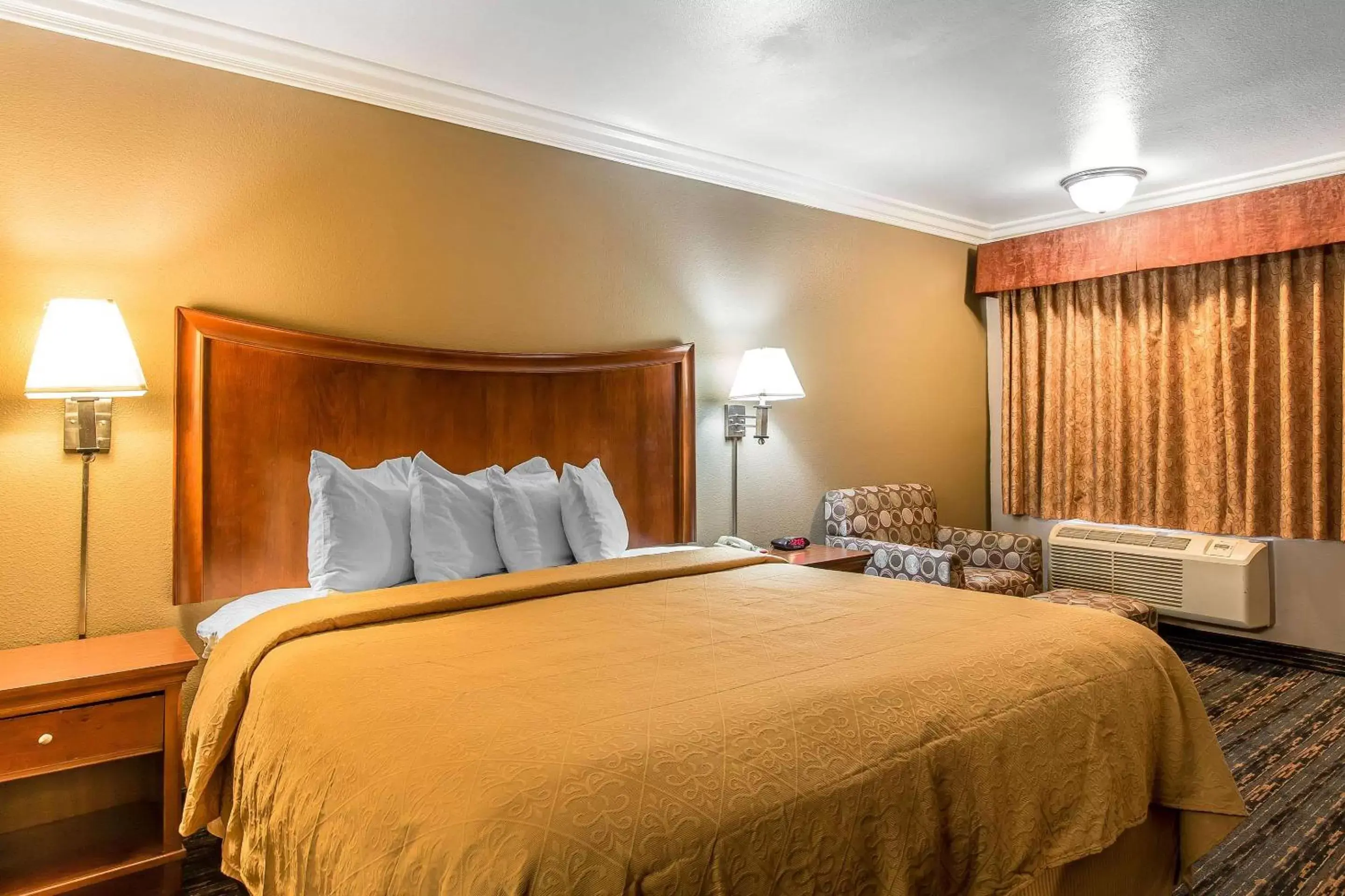 Property building, Bed in Quality Inn Lake Elsinore