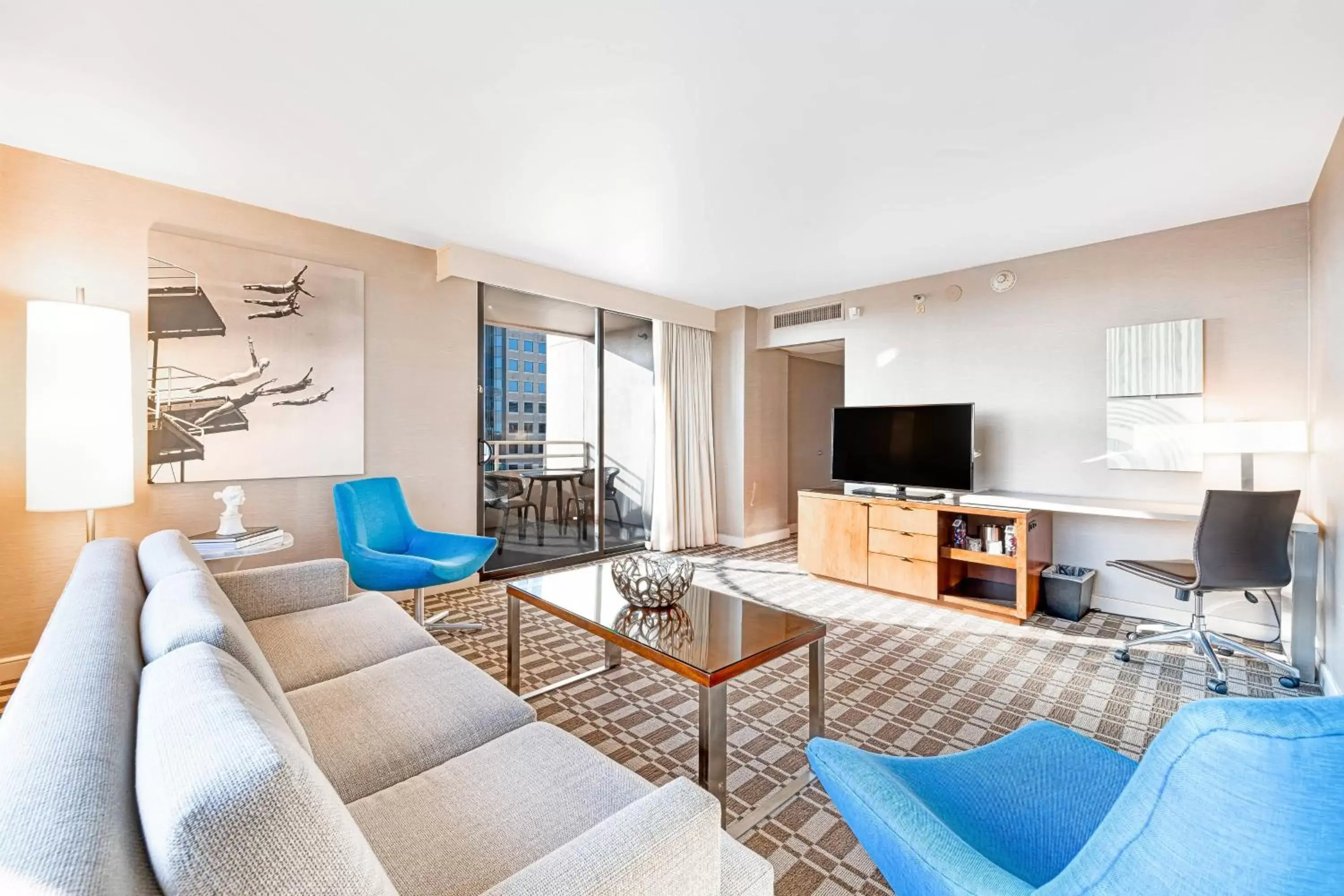 Living room, Seating Area in Renaissance Long Beach Hotel