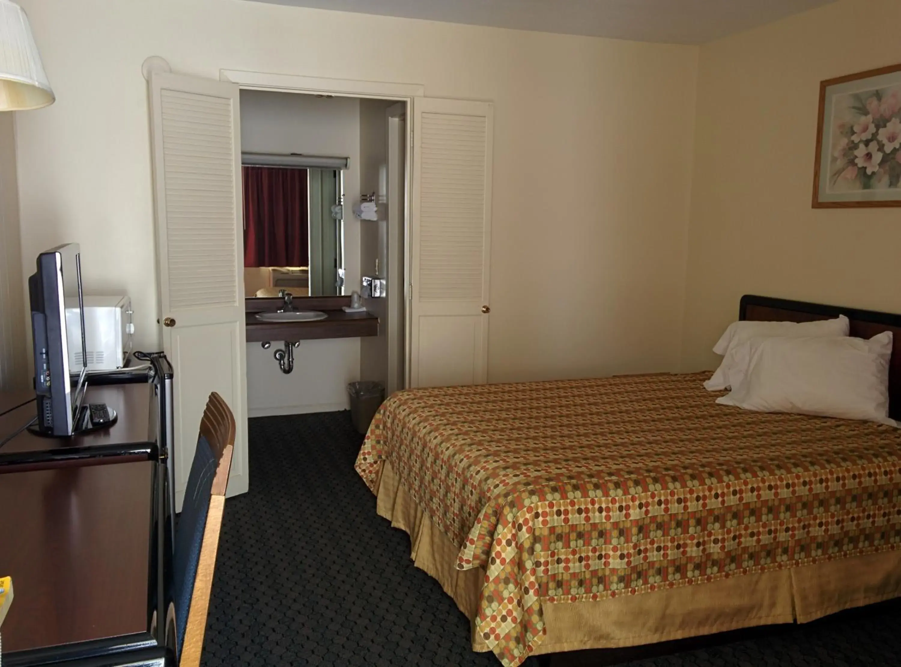 Photo of the whole room, Bed in Economy Inn Toledo-Perrysburg