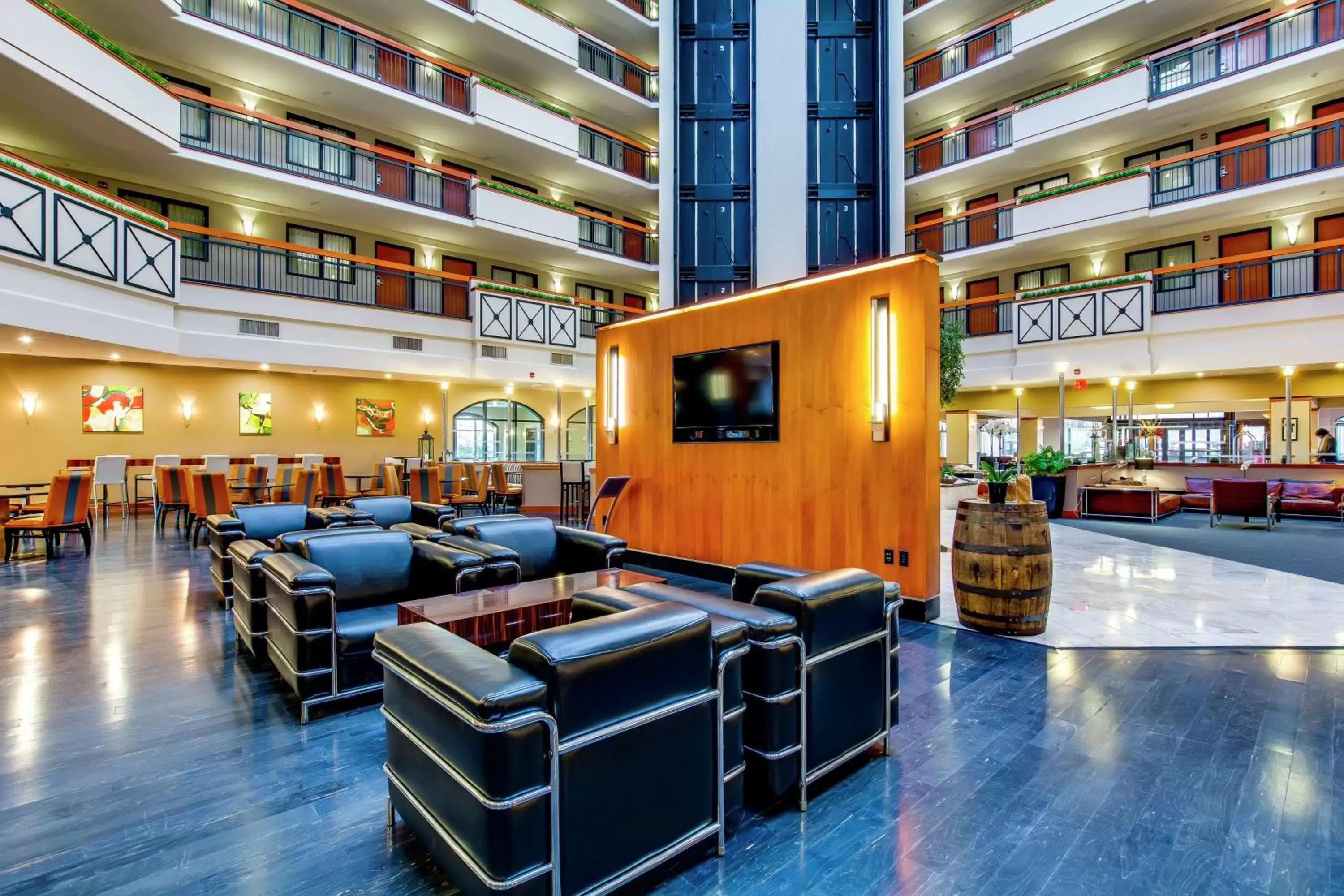 Lobby or reception, Lounge/Bar in Embassy Suites by Hilton Louisville East