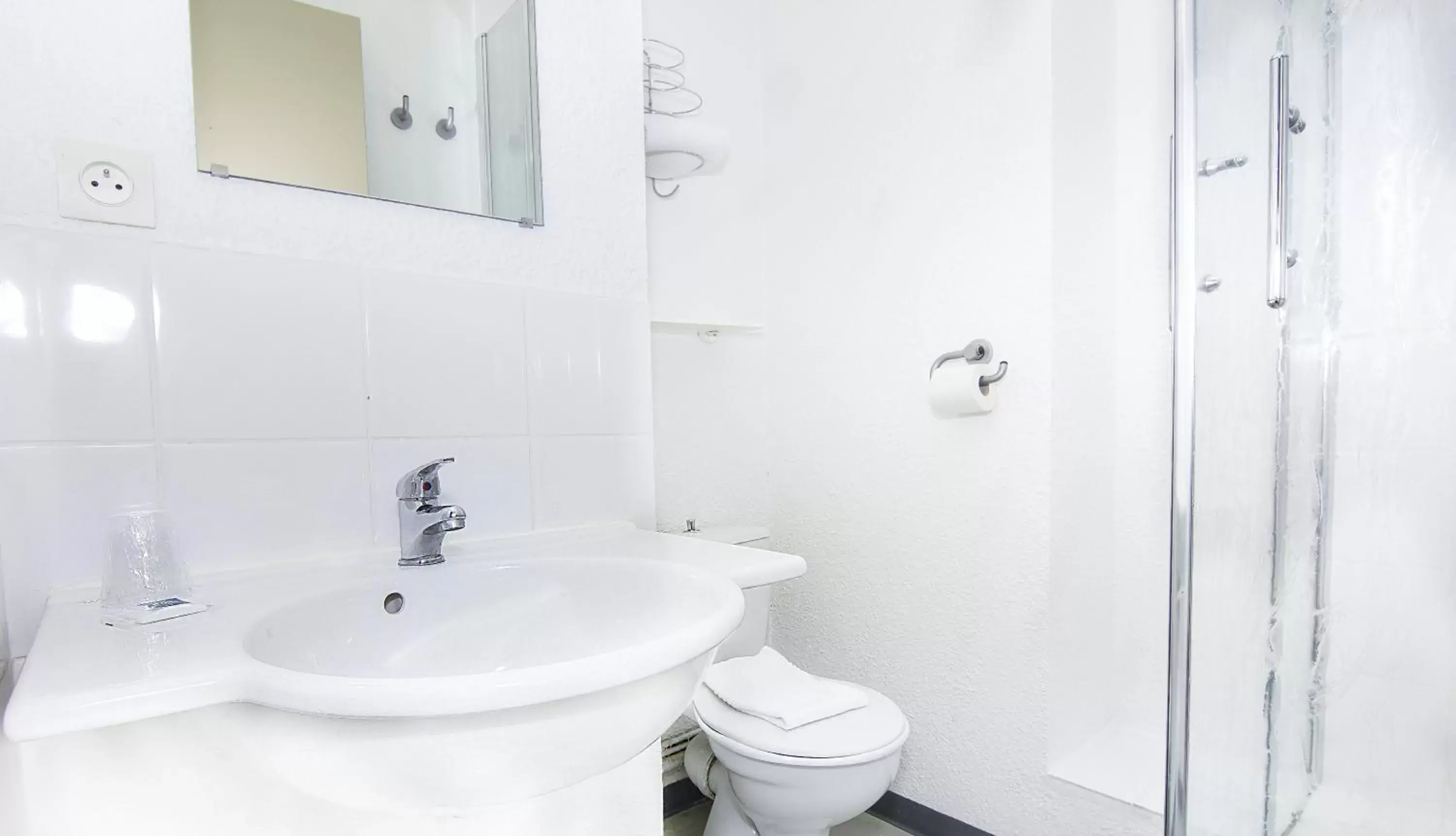 Bathroom in ibis budget Chateaudun