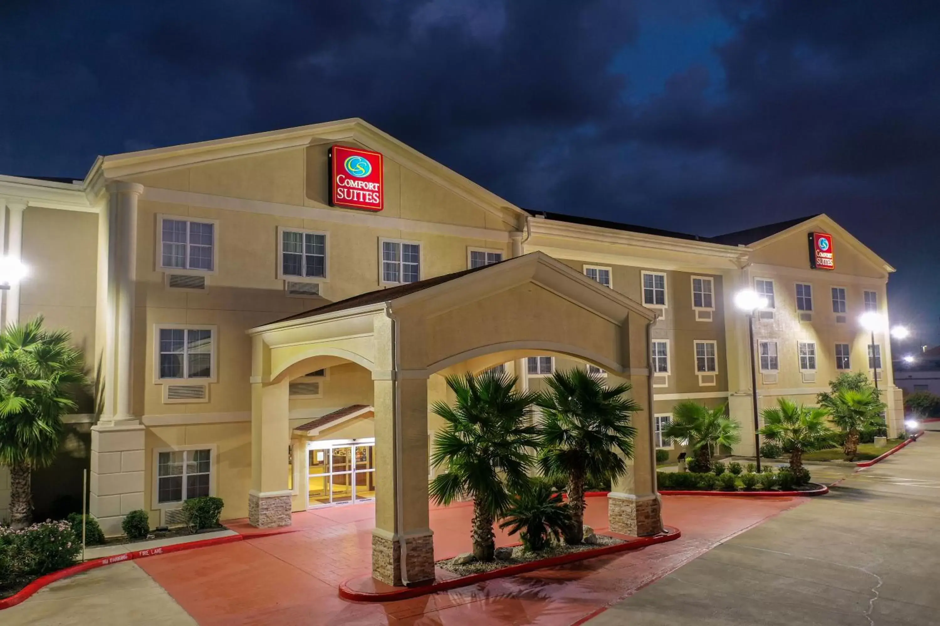 Property building in Comfort Suites Tomball Medical Center Property building in Comfort Suites Tomball Medical Center