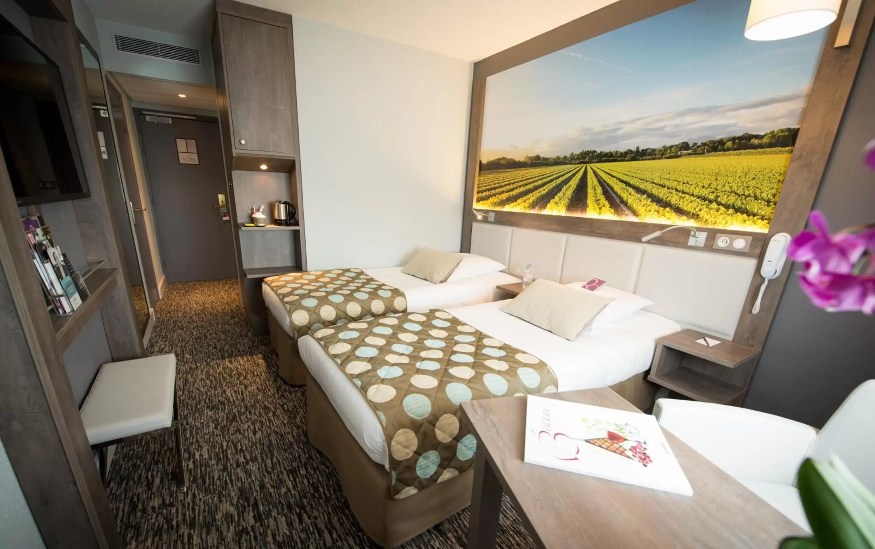 TV and multimedia, Bed in Mercure Beaune Centre