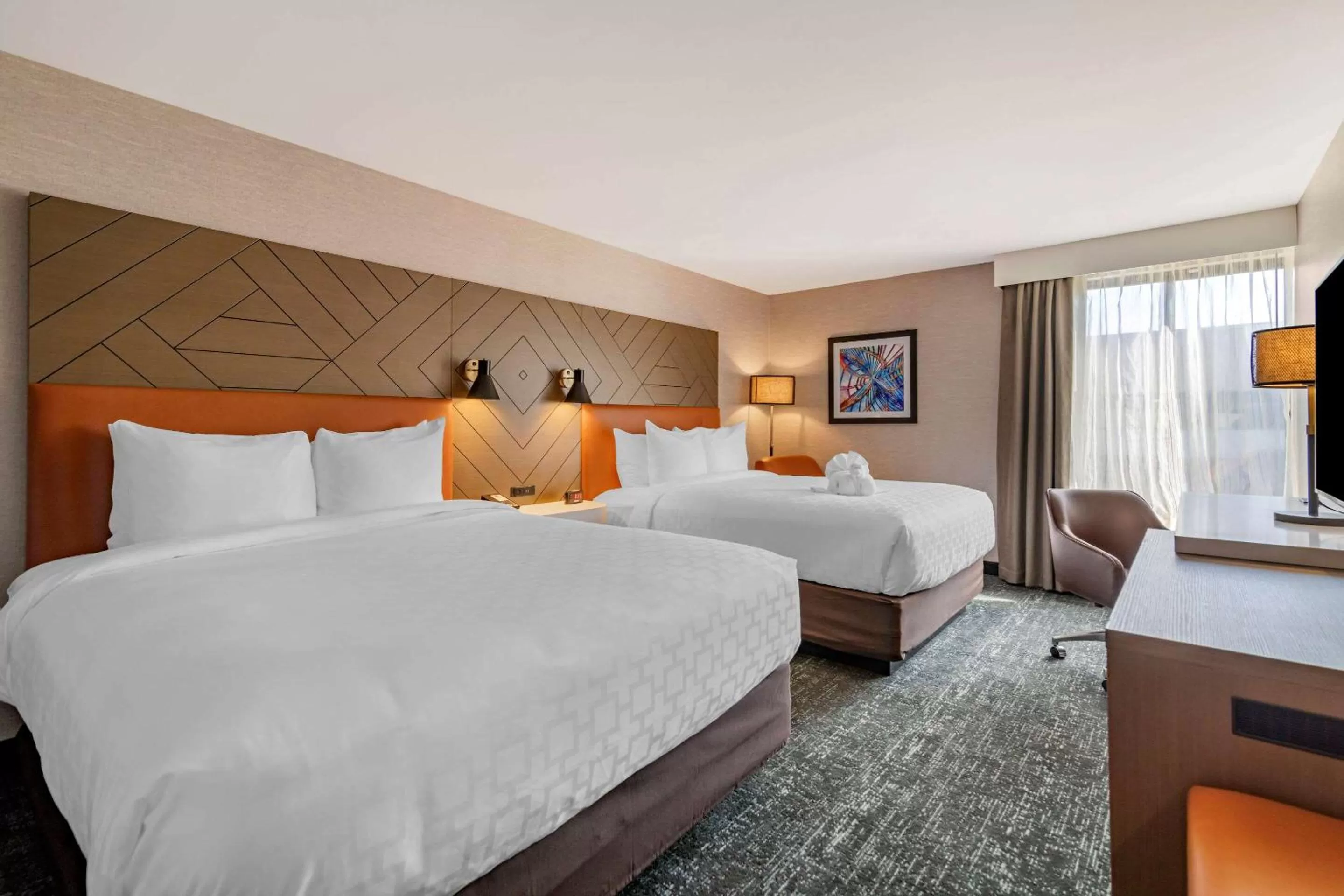 Photo of the whole room, Bed in Clarion Inn Nashua