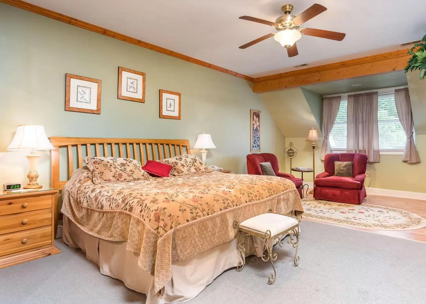 Bed in Highland Lake Inn & Resort - Flat Rock