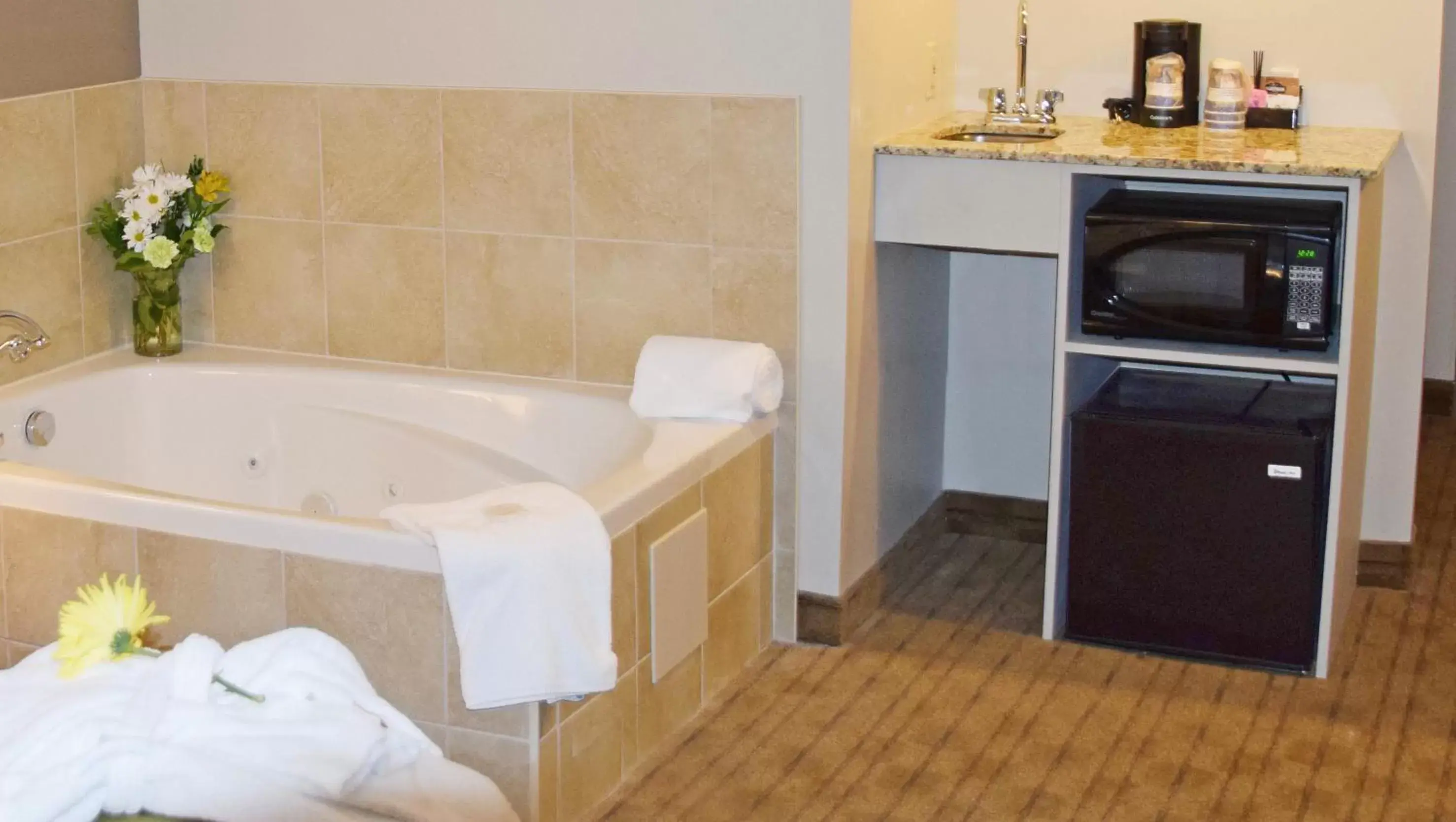 Coffee/tea facilities, Bathroom in Best Western Pembroke Inn & Conference Centre