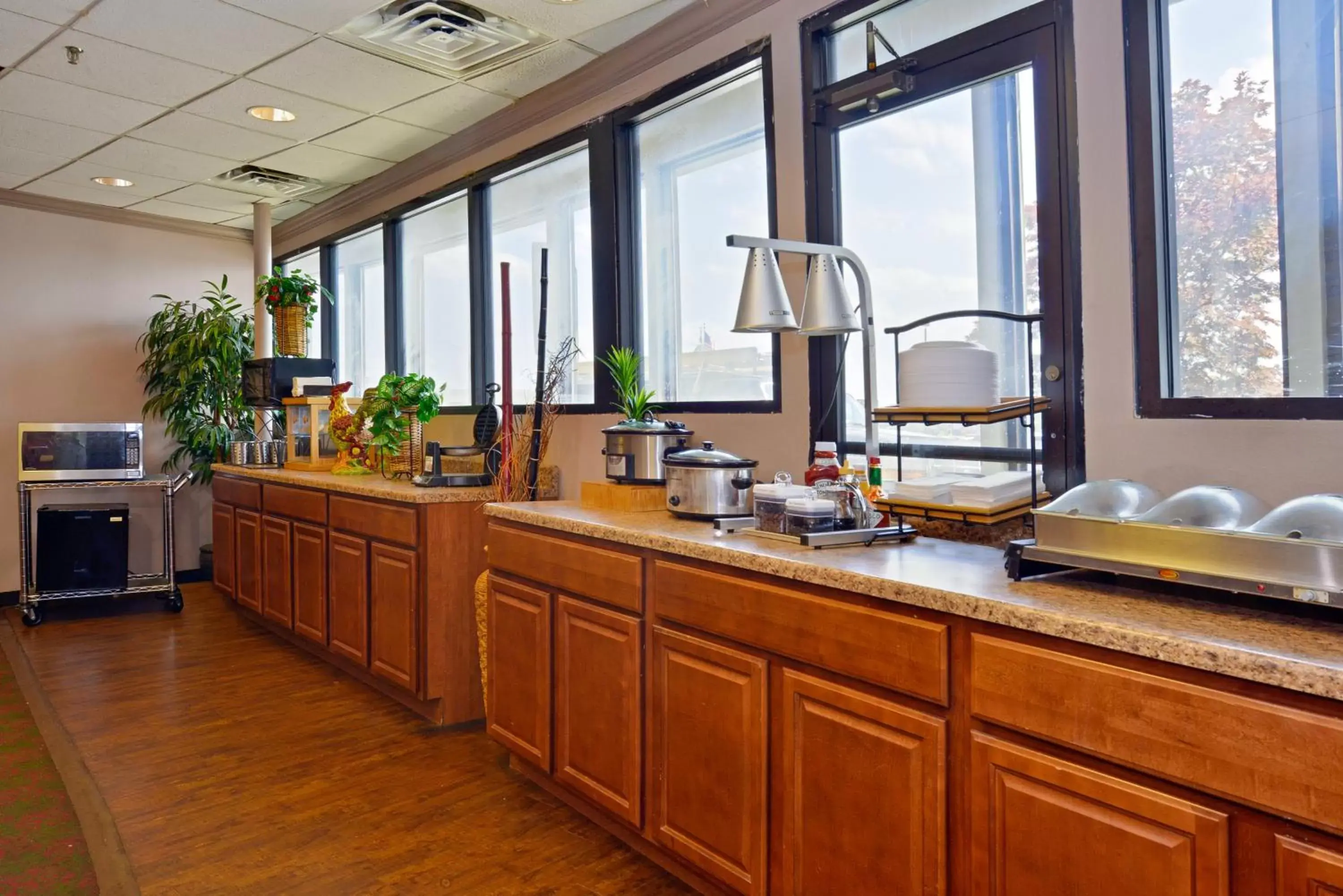 Restaurant/places to eat in Lamplighter Inn-South Restaurant/places to eat in Lamplighter Inn-South