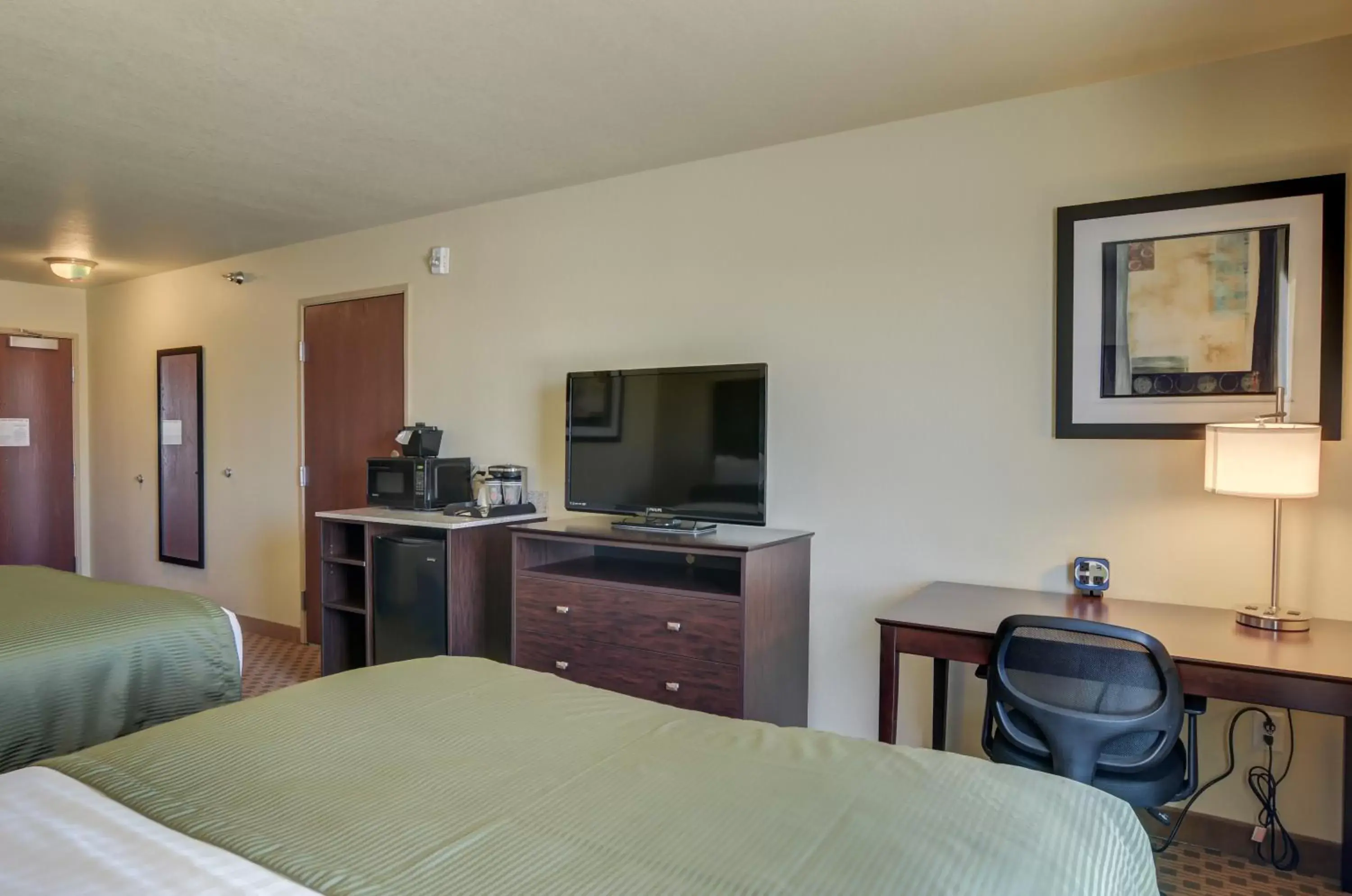 Bed, TV/Entertainment Center in Cobblestone Inn & Suites-Kersey