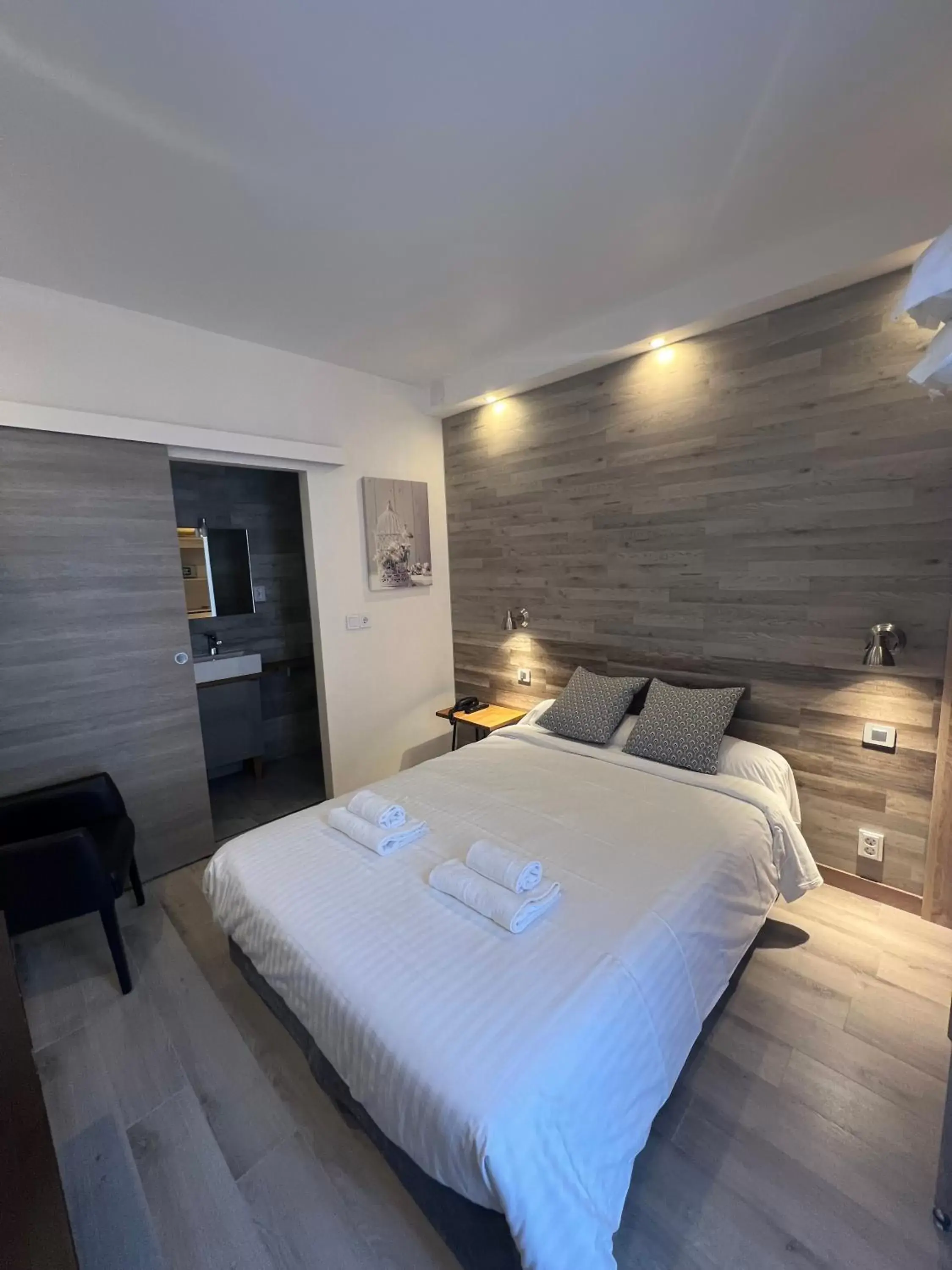 Bedroom, Bed in Au Bec Fin Hôtel