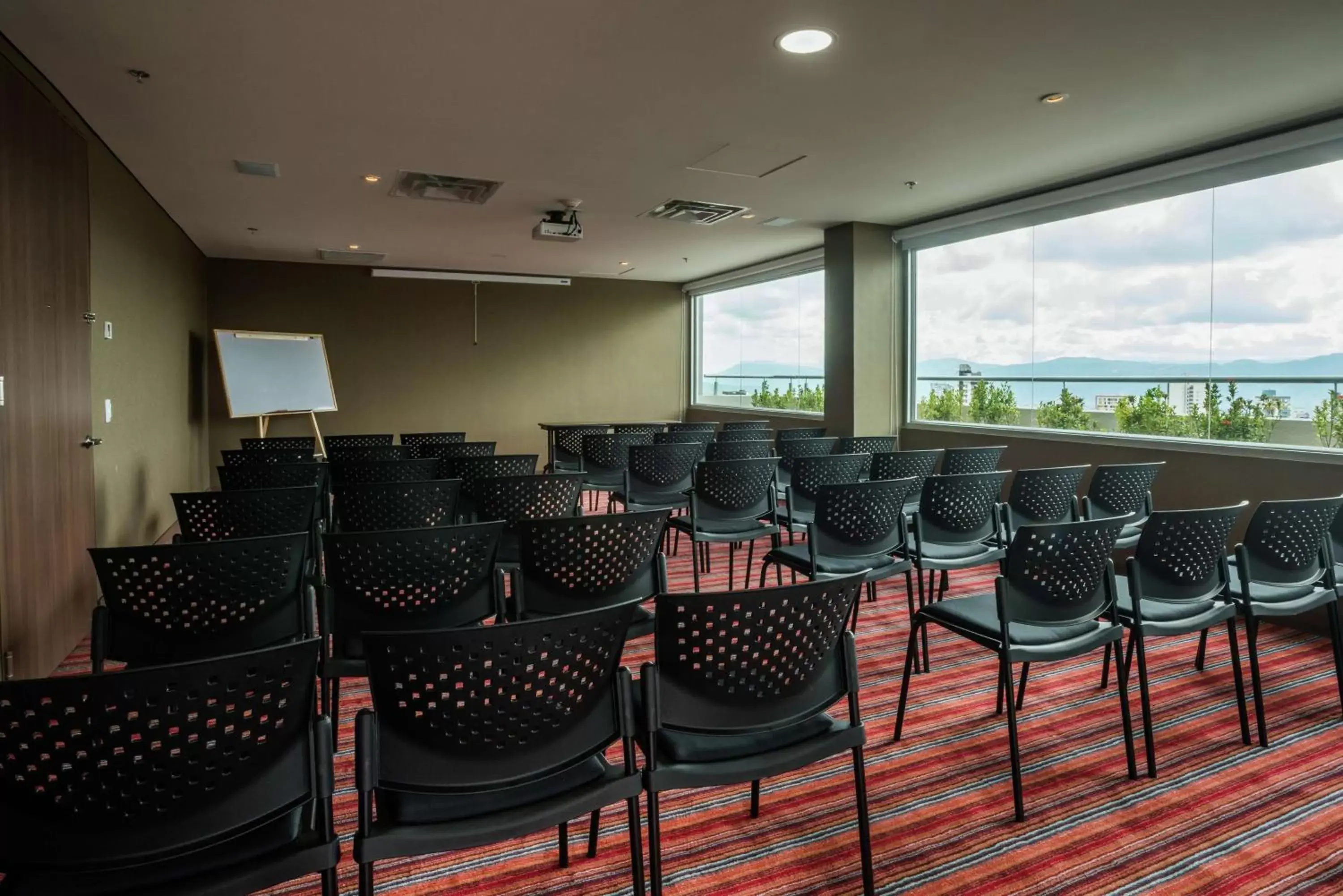 Meeting/conference room in Hampton By Hilton Bucaramanga