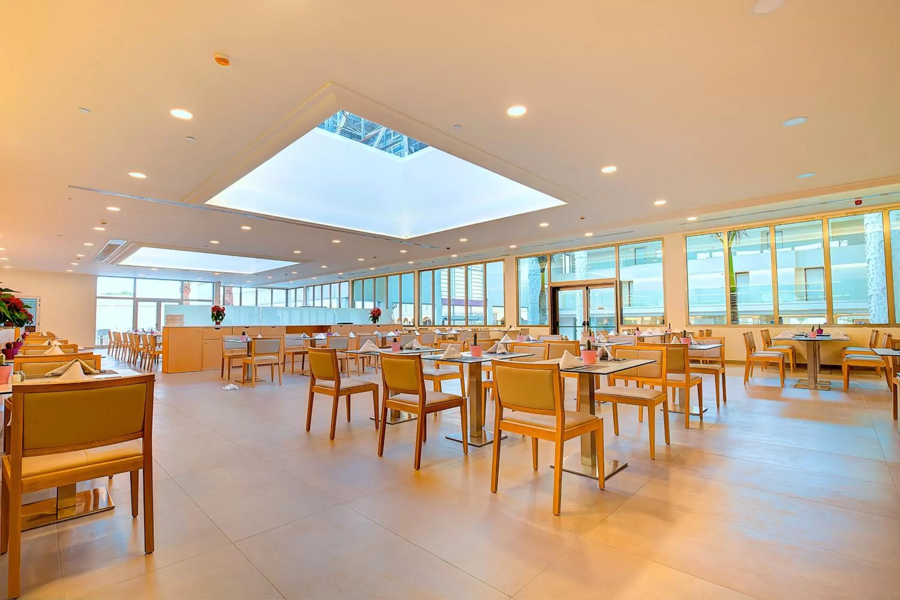 Restaurant/Places to Eat in SBH Monica Beach Resort