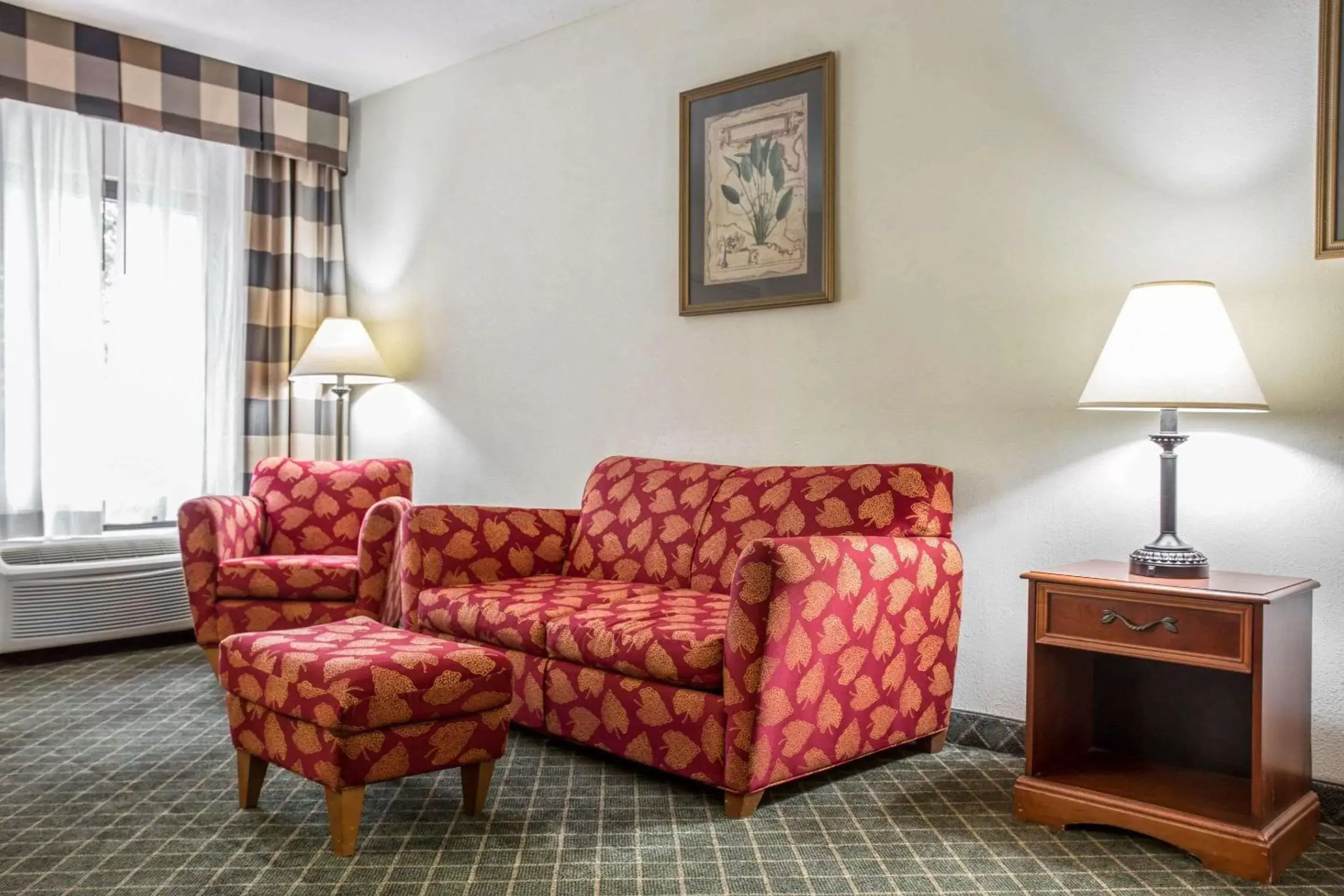 Photo of the whole room, Seating Area in Clarion Inn & Suites Aiken