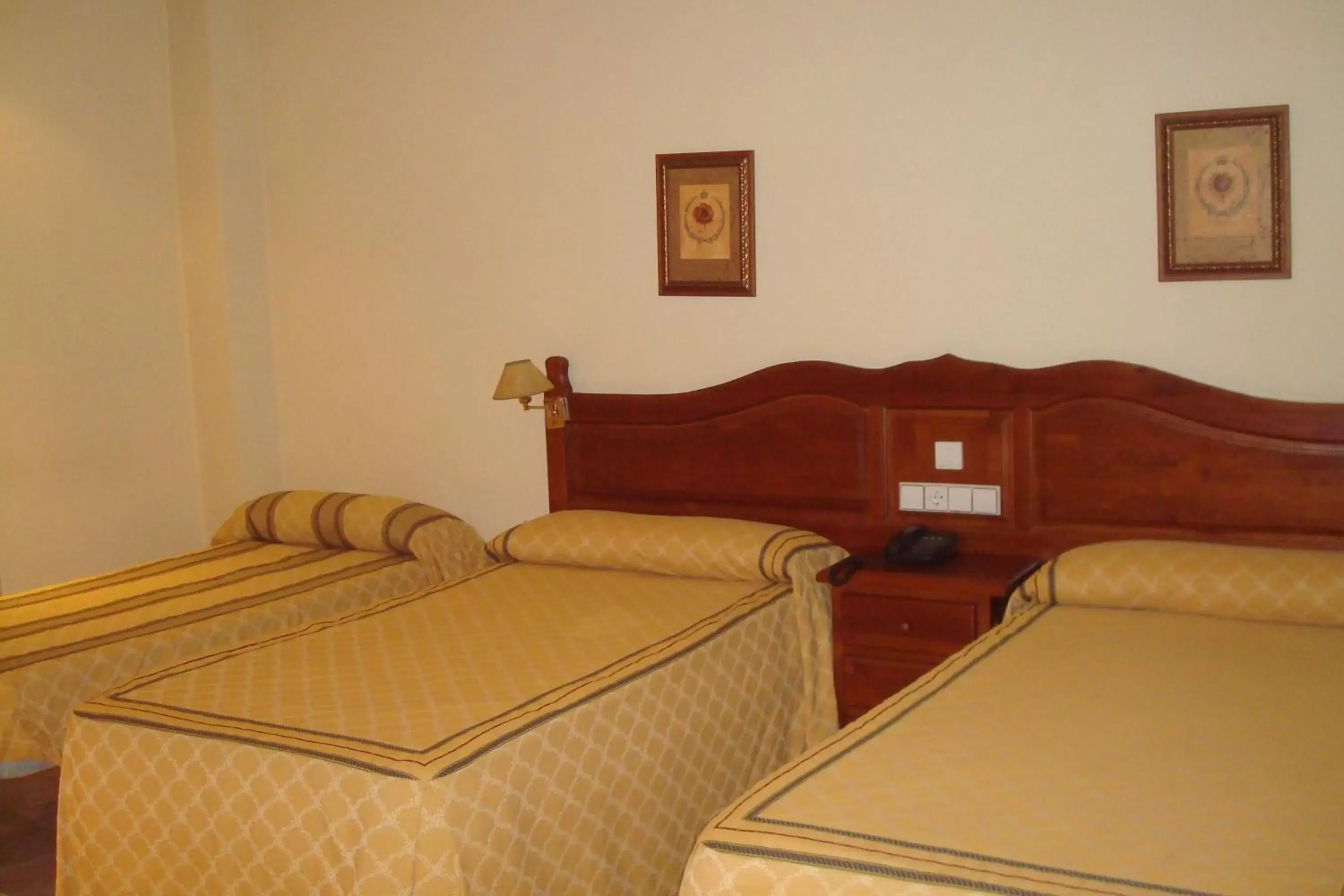 Photo of the whole room, Bed in Roma Aurea
