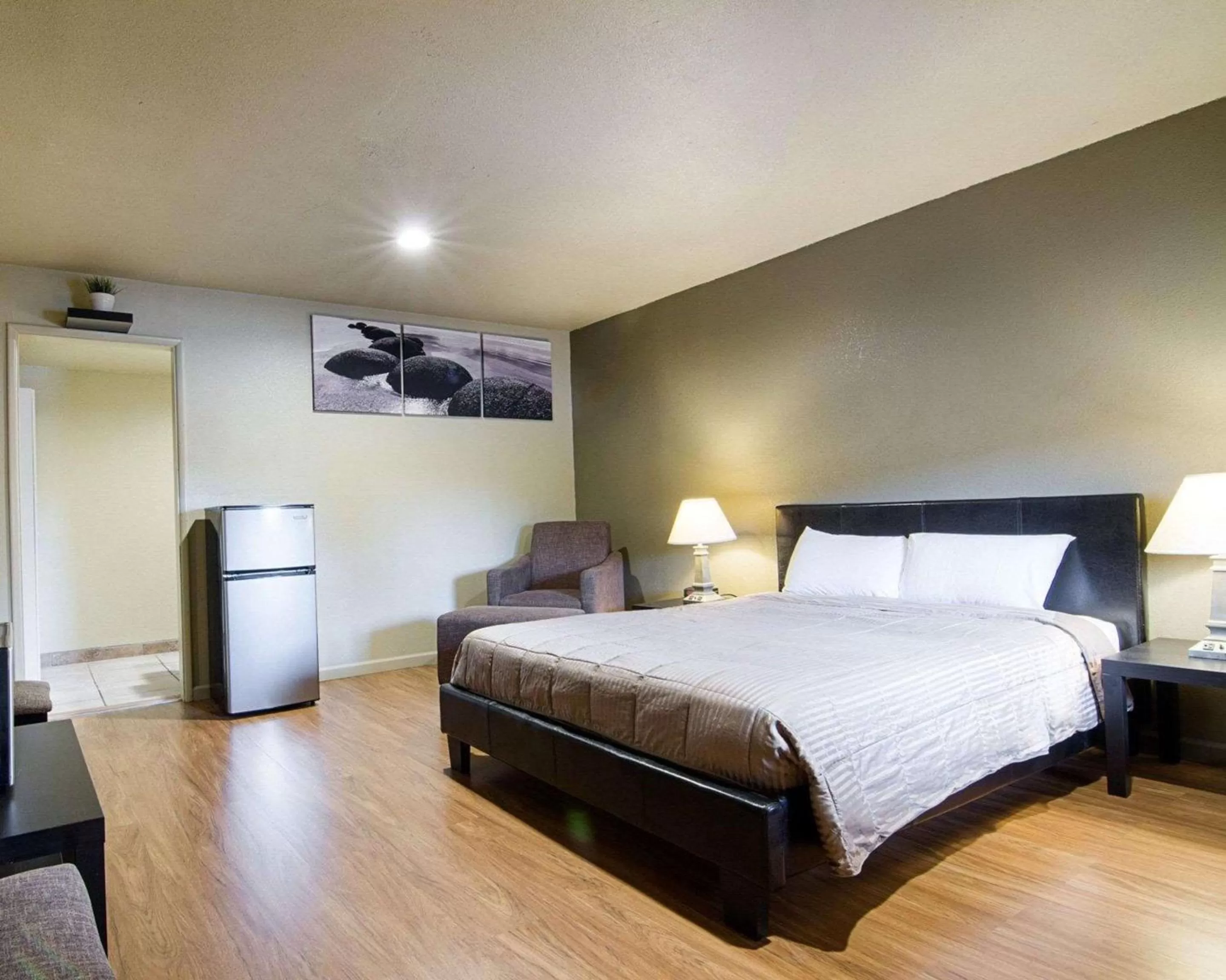 Photo of the whole room, Bed in Rodeway Inn Flagstaff East Route 66