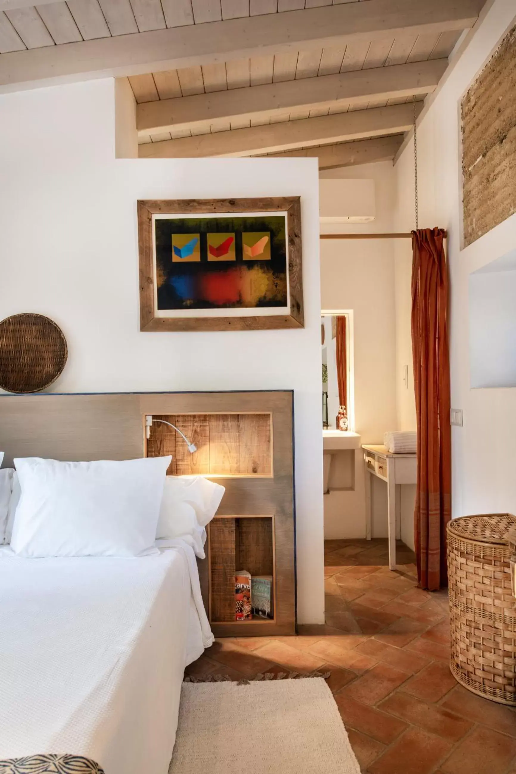 Shower, Bed in Altanure - Casa Terra Ecological Boutique Hotel