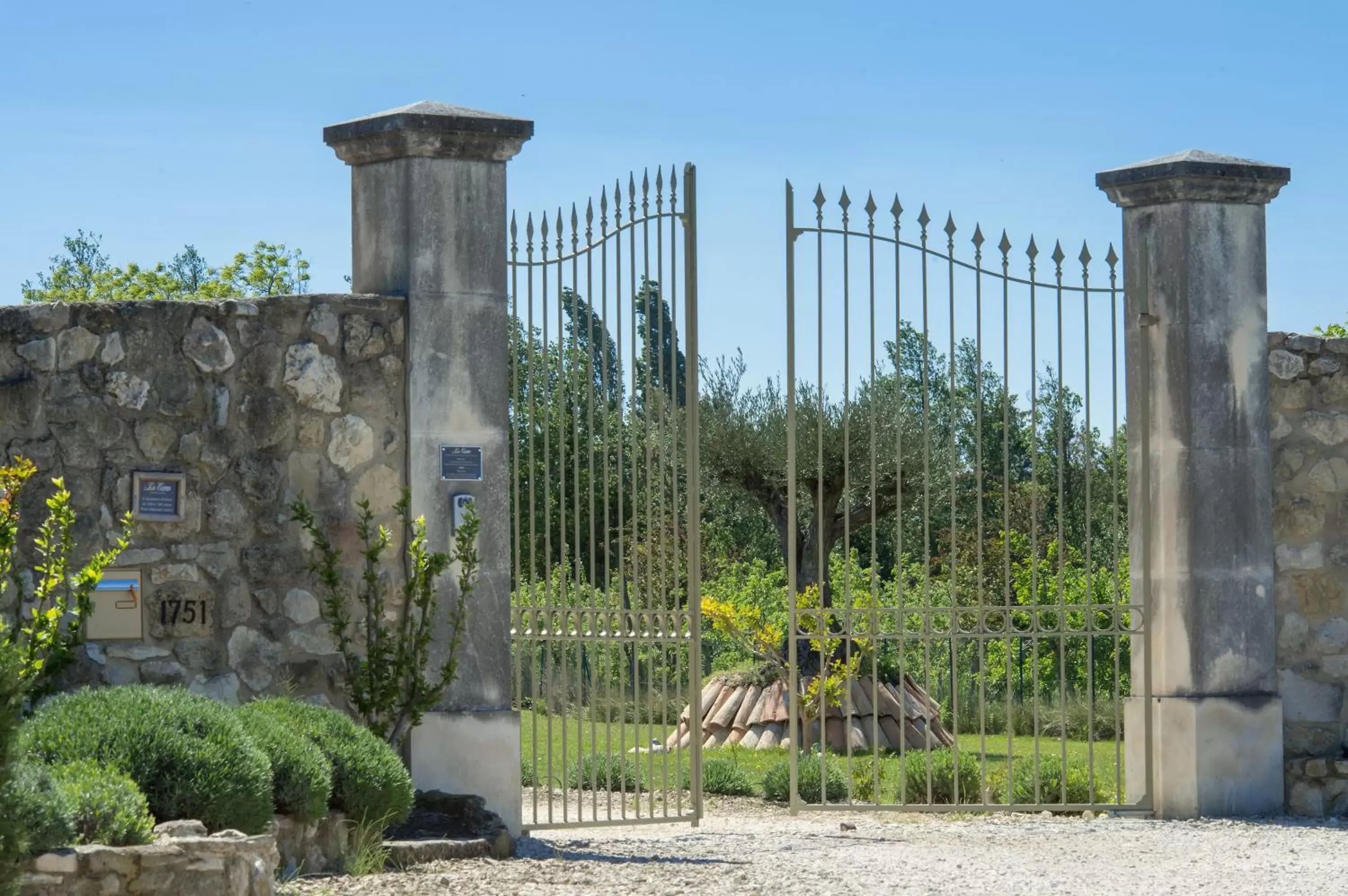 Facade/entrance in Les Carmes and spa