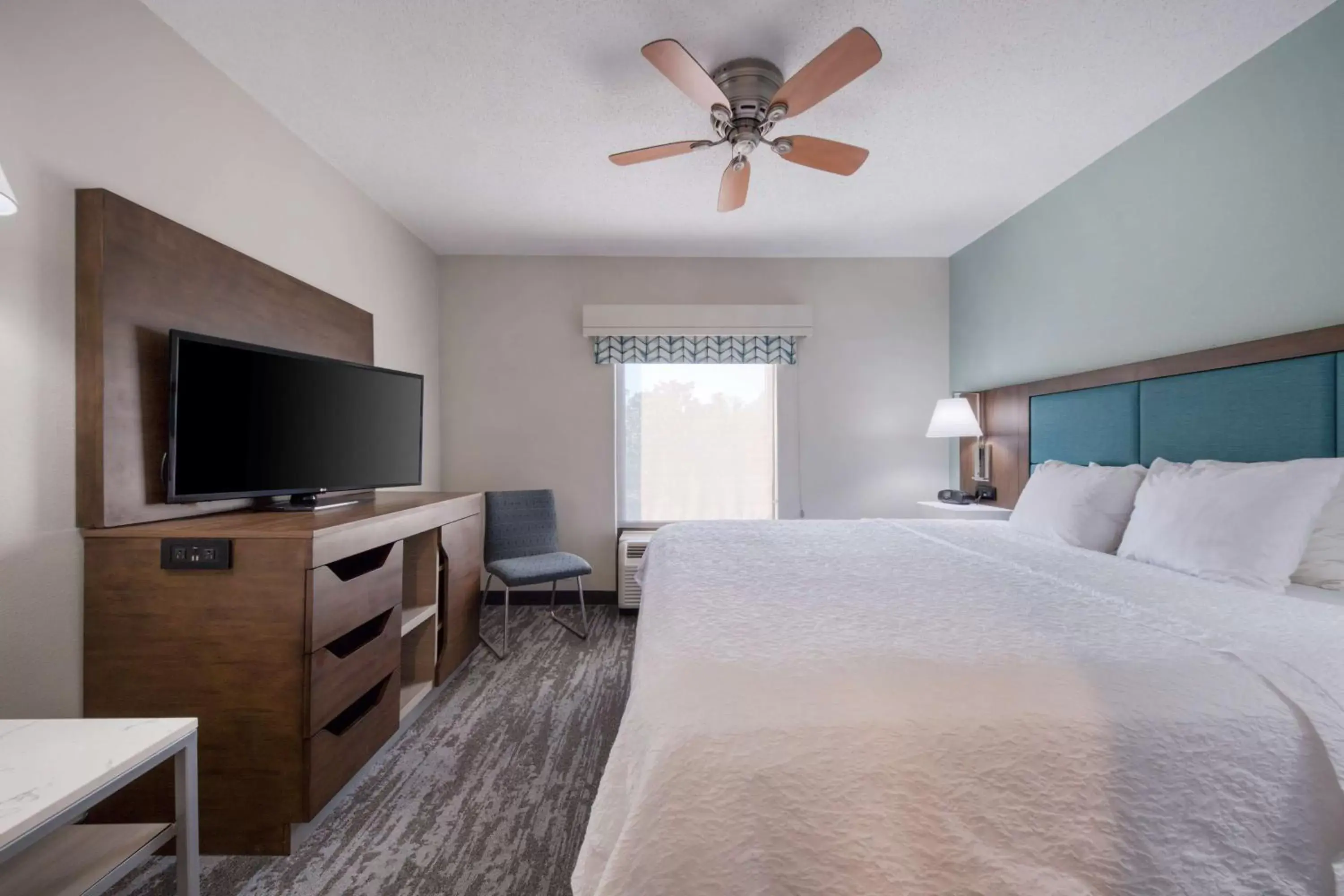 Bed in Hampton Inn & Suites Wilmington/Wrightsville Beach