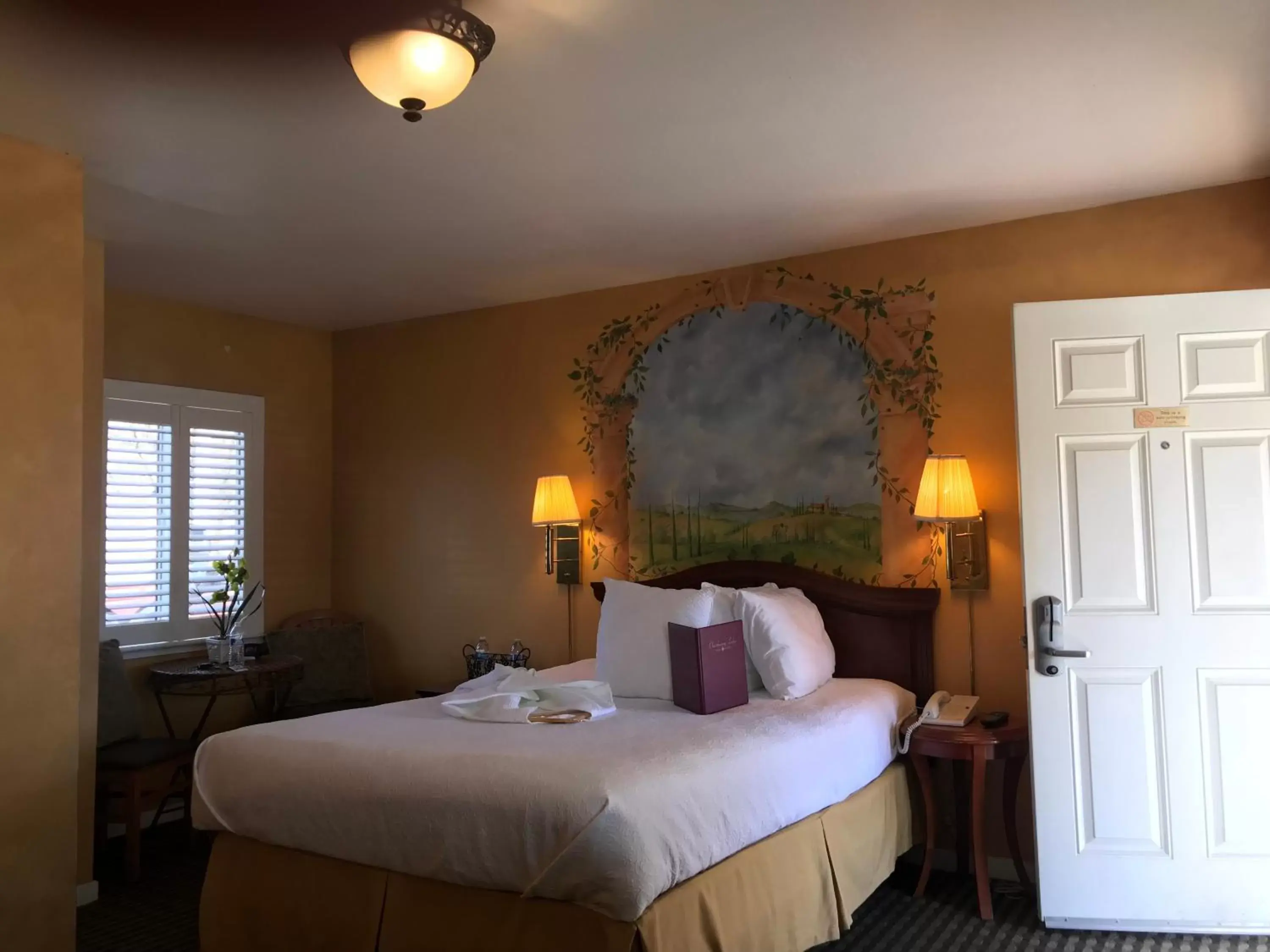 Photo of the whole room, Bed in Chardonnay Lodge