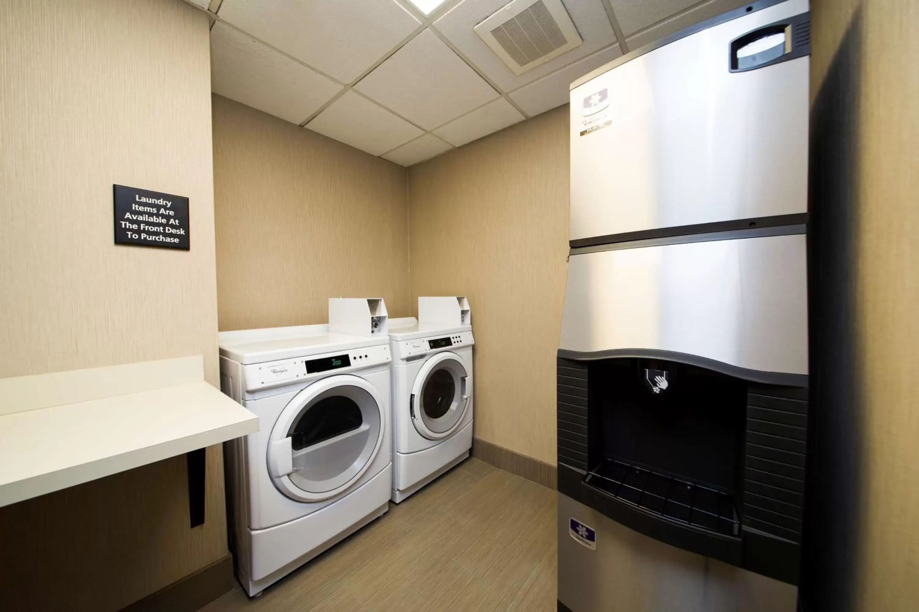 Property building in Hampton Inn Philadelphia-Airport Property building in Hampton Inn Philadelphia-Airport