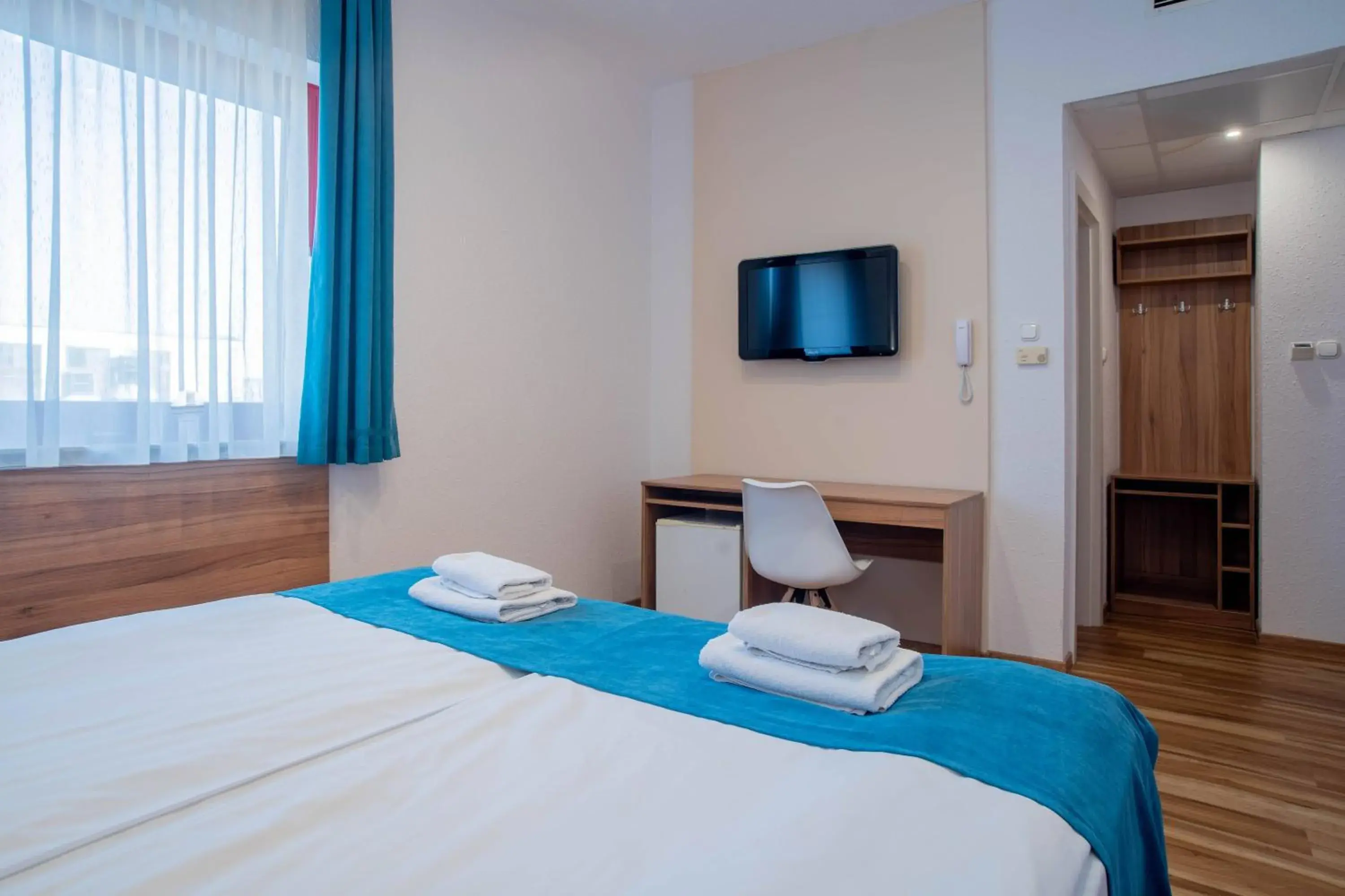 Bed, TV/Entertainment Center in Homoky Hotels Bestline Hotel