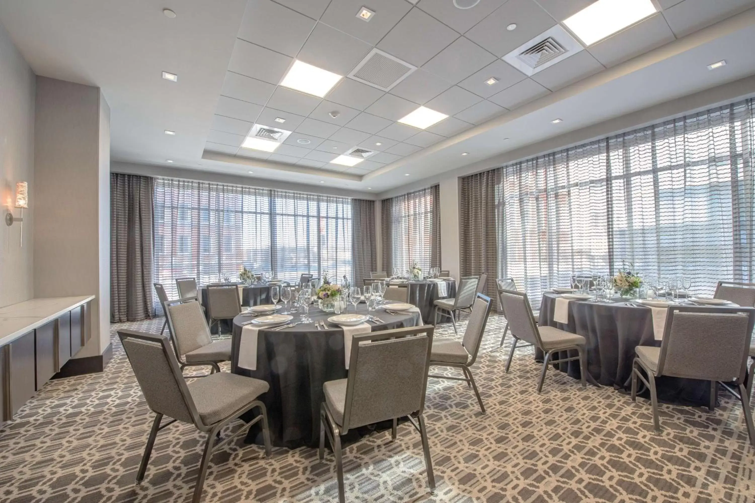 Meeting/conference room, Restaurant/Places to Eat in Hampton Inn & Suites-Worcester, MA