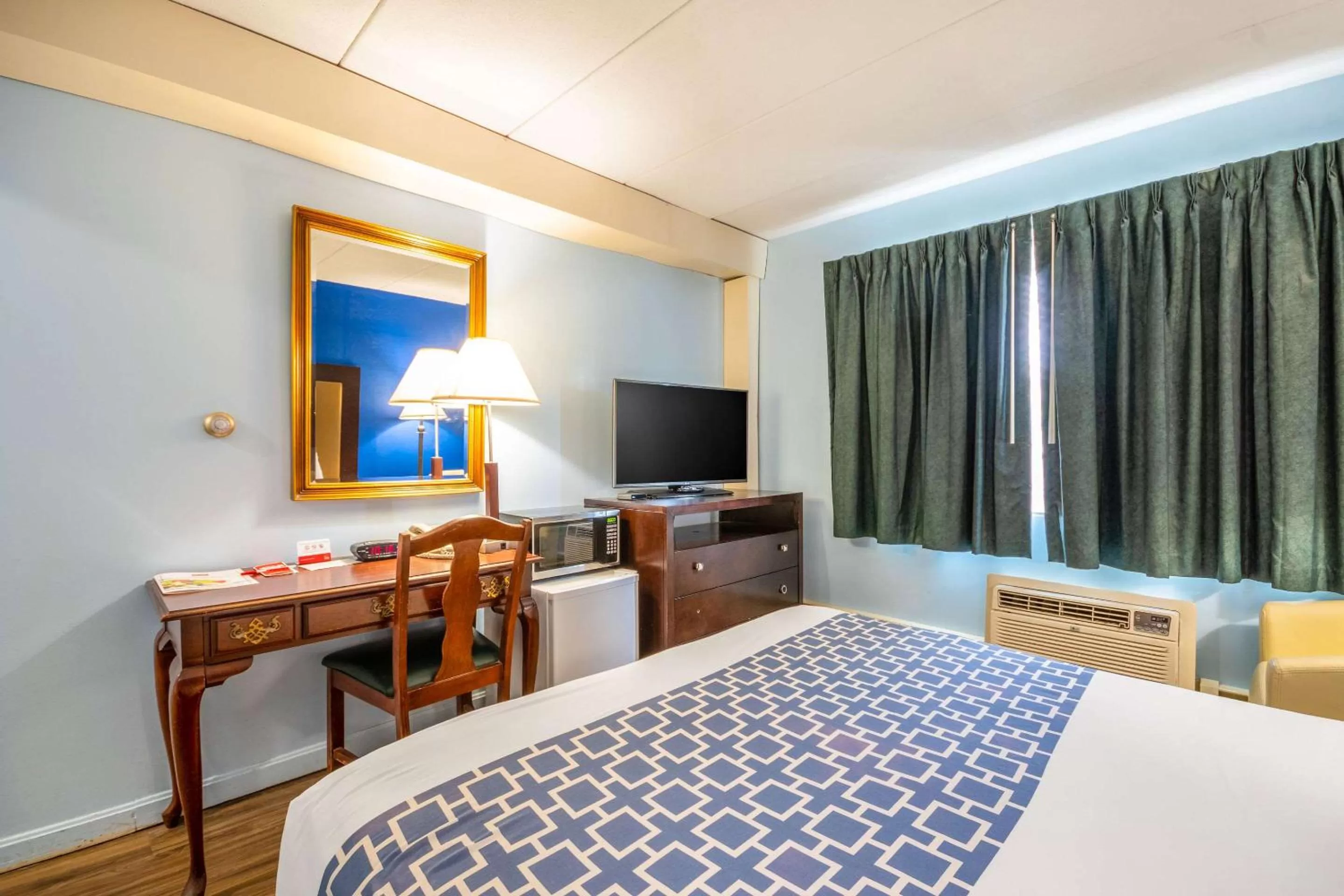 Photo of the whole room, Bed in Econo Lodge Inn & Suites Windsor Locks Bradley Airport