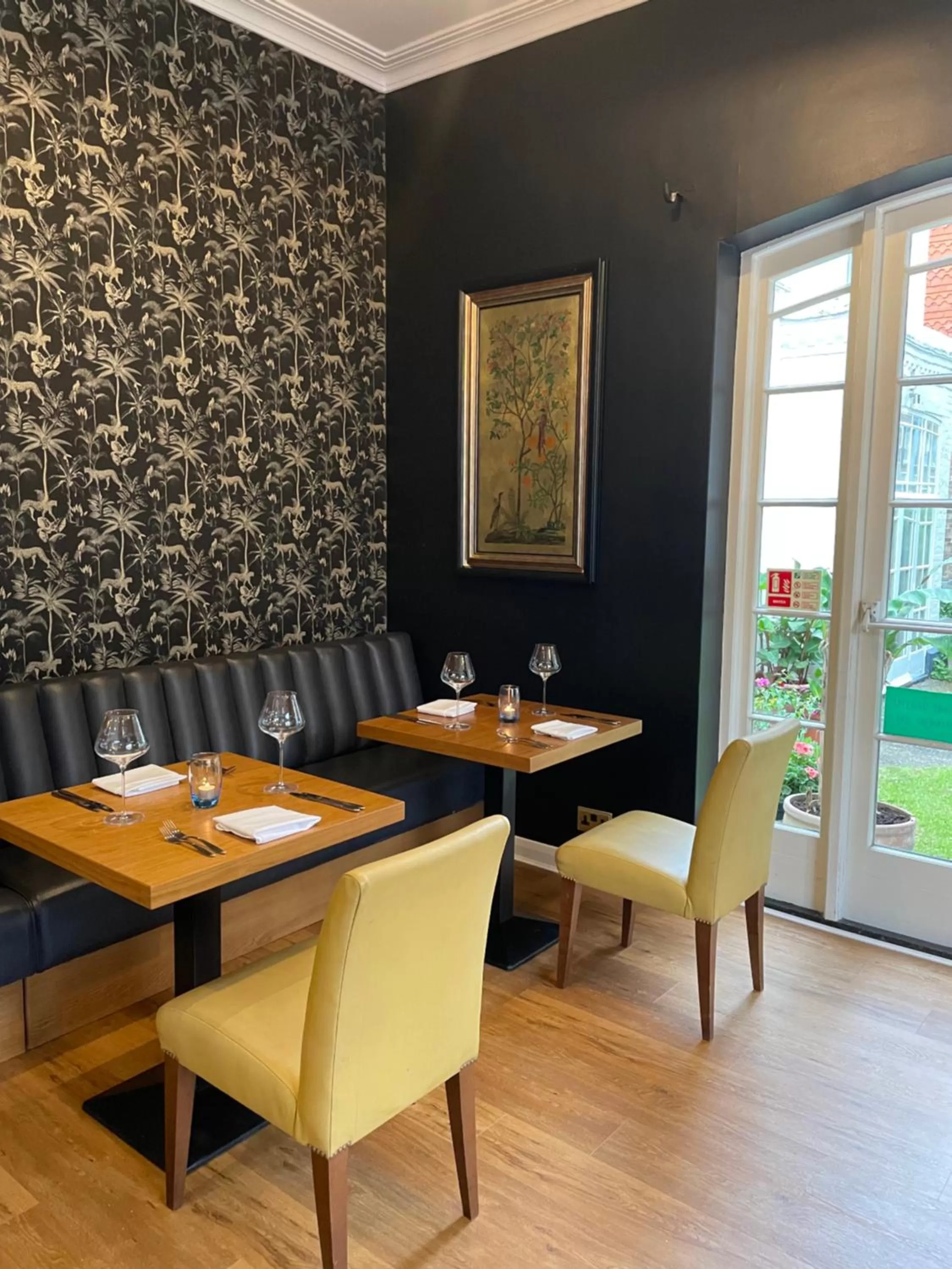 Restaurant/places to eat in The Royal Adelaide Hotel