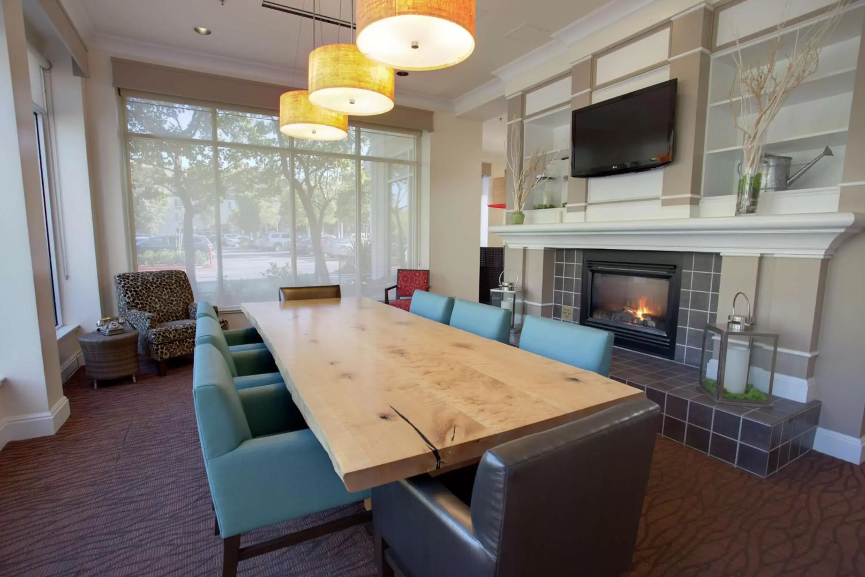 Living room, Dining Area in Hilton Garden Inn San Francisco Airport North