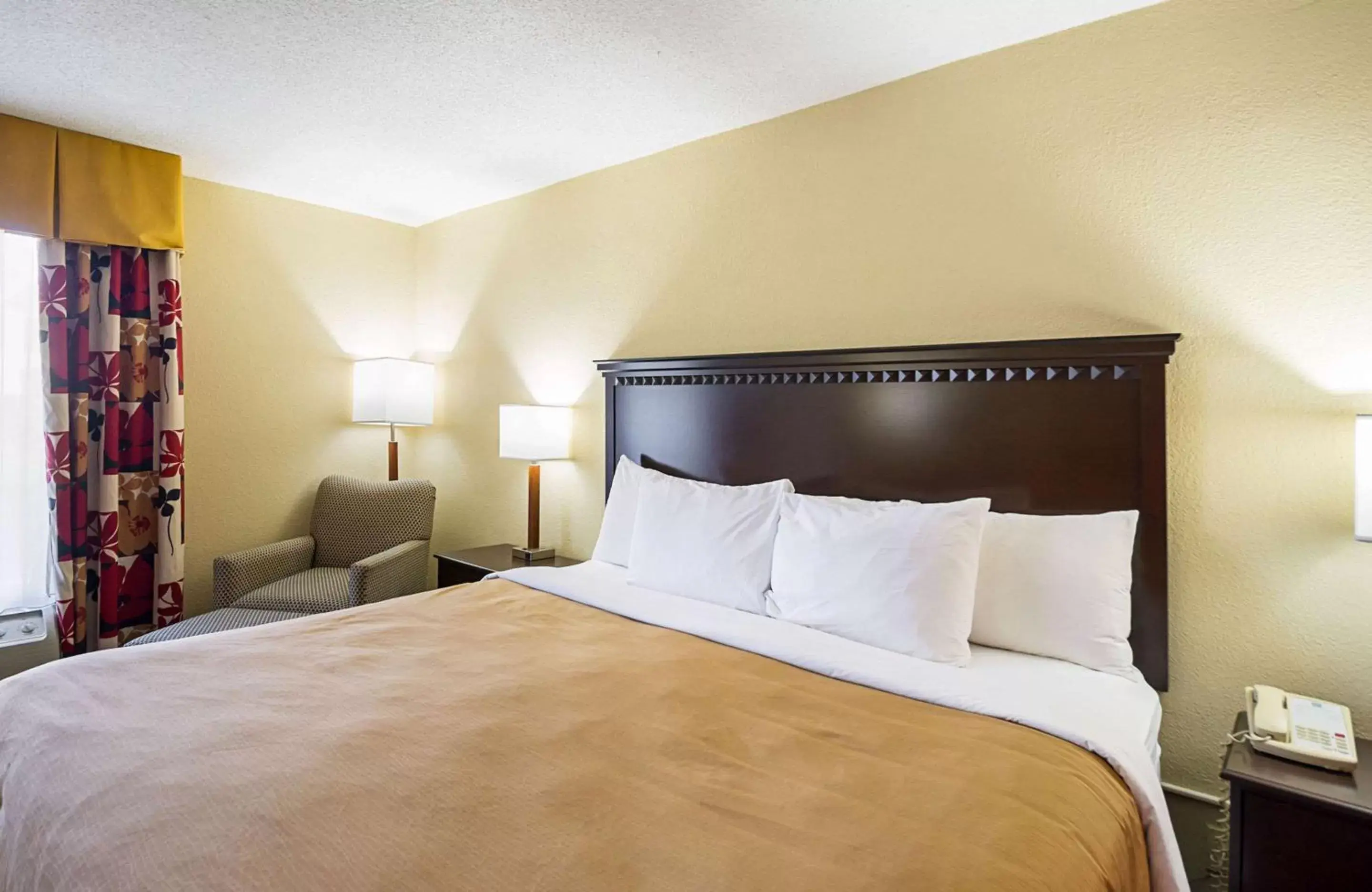 Photo of the whole room, Bed in Quality Inn & Suites Hagerstown