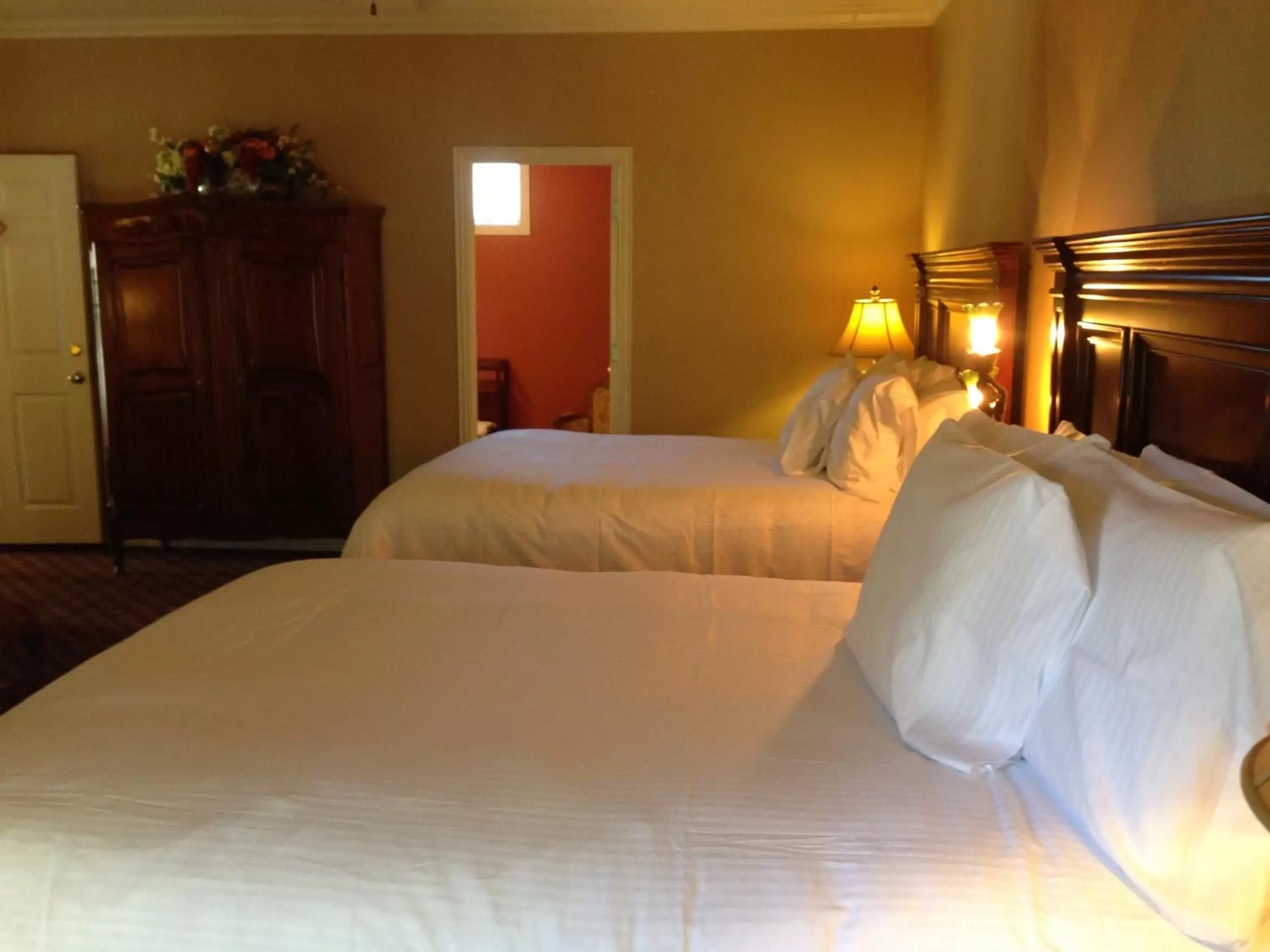 Bed in The Sanford House Inn & Spa