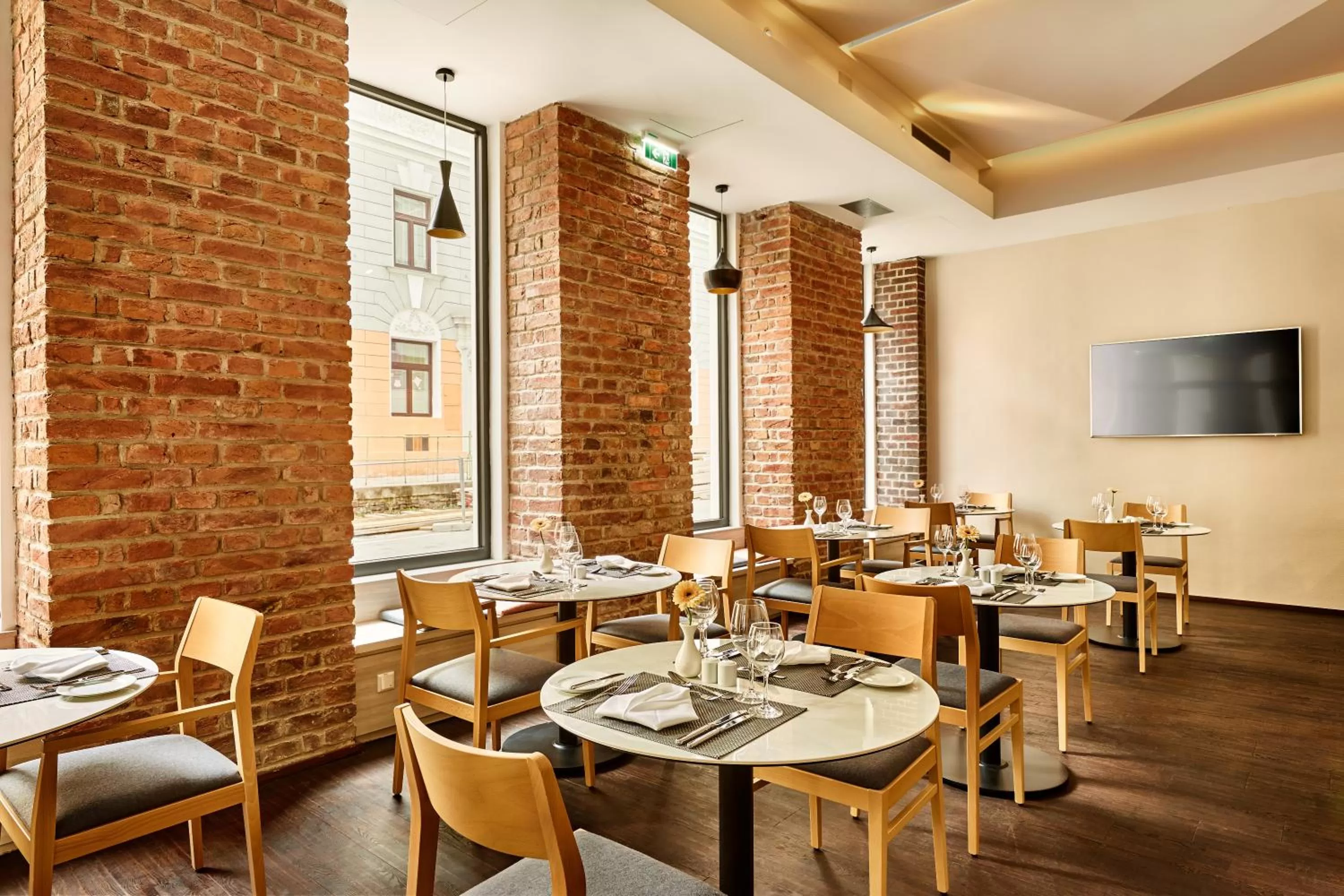 Restaurant/places to eat in H+ Hotel Wien