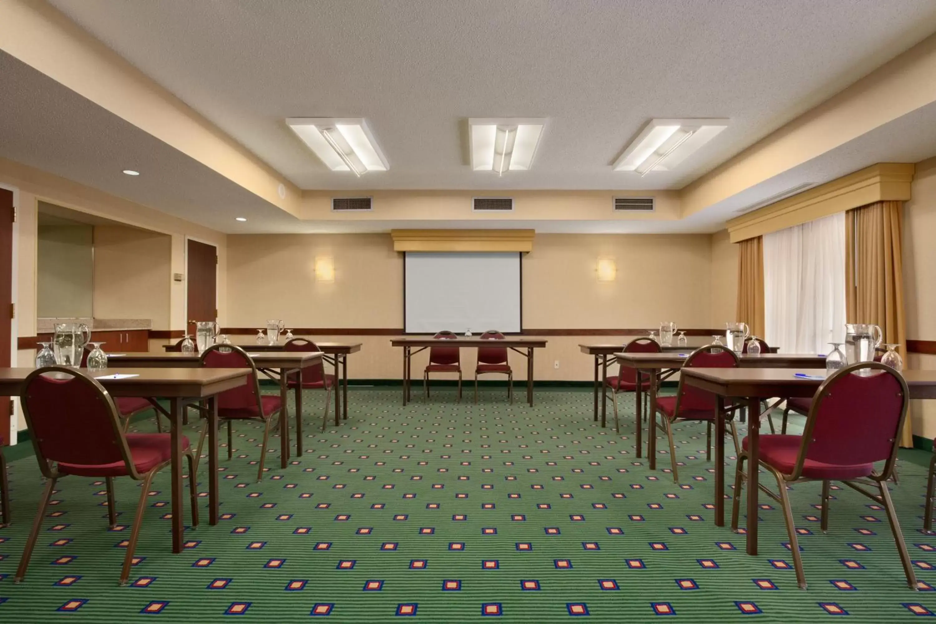 Meeting/conference room in Baymont by Wyndham Columbia Northwest