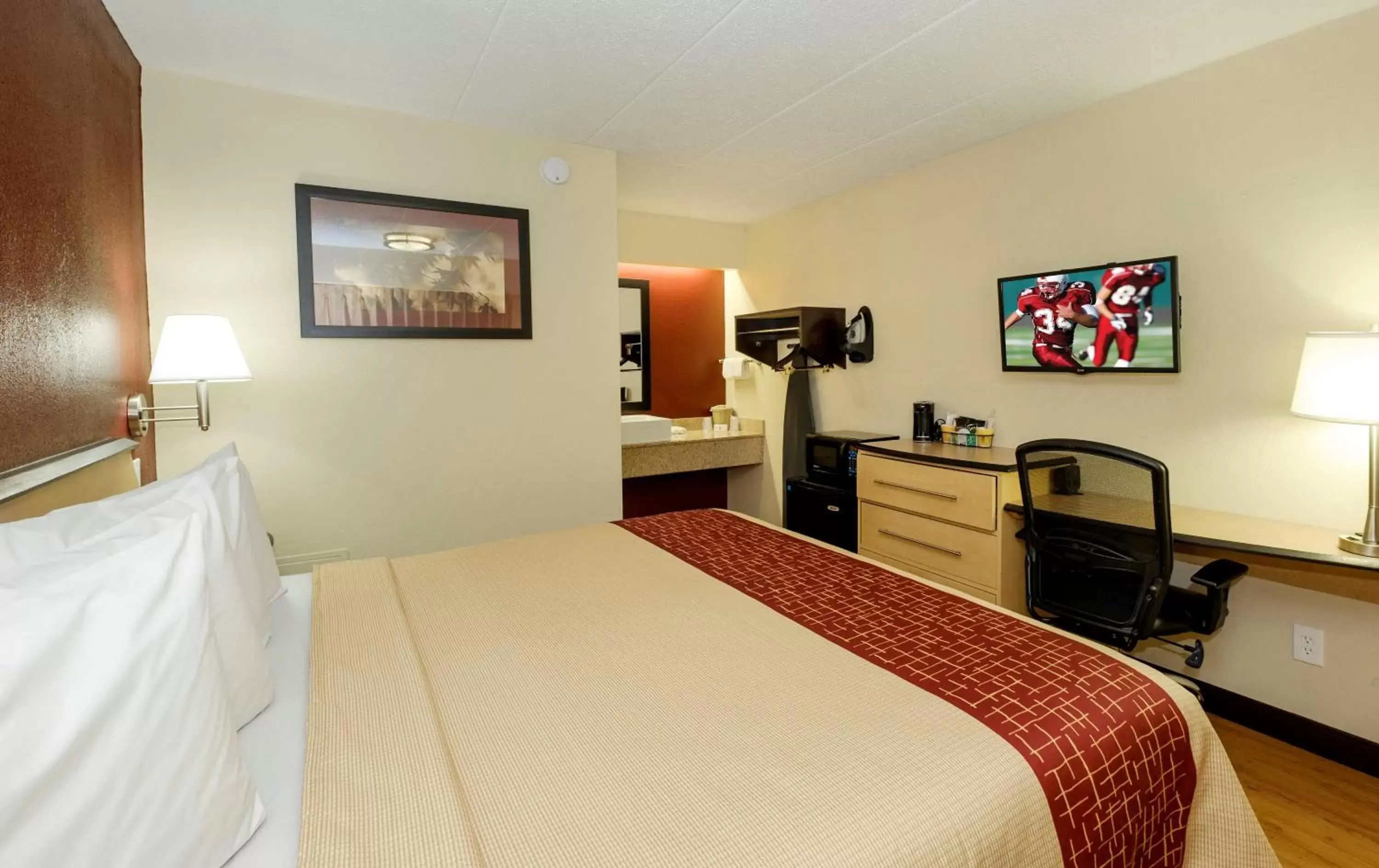 Photo of the whole room, Bed in Red Roof Inn Columbus West - Hilliard