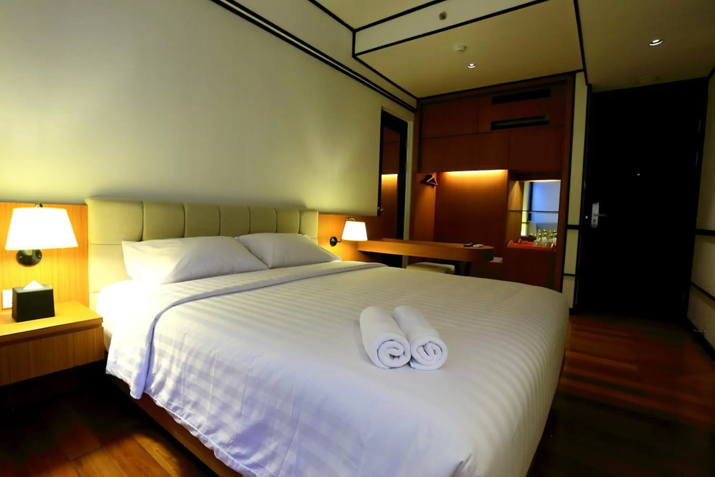 Photo of the whole room, Bed in Namin Dago Hotel