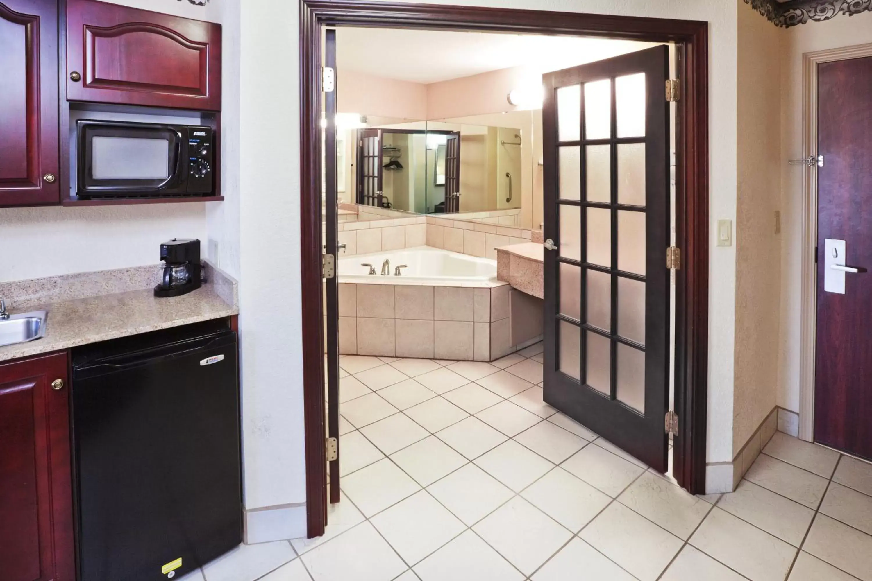 King Suite with Spa Bath - Non-Smoking in Holiday Inn Express Hotel & Suites Gainesville, an IHG Hotel King Suite with Spa Bath - Non-Smoking in Holiday Inn Express Hotel & Suites Gainesville, an IHG Hotel