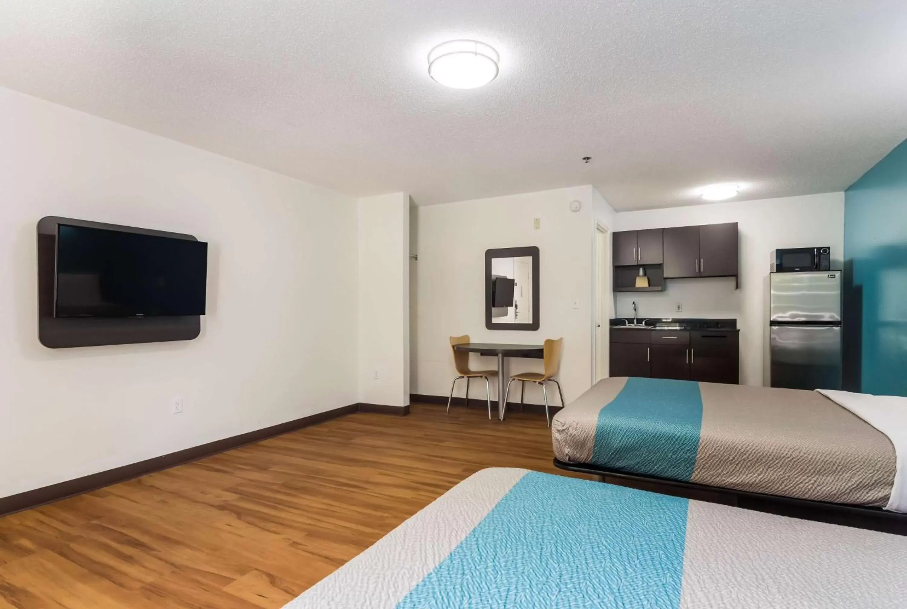 Bedroom, TV/Entertainment Center in Motel 6-Gulf Shores, AL